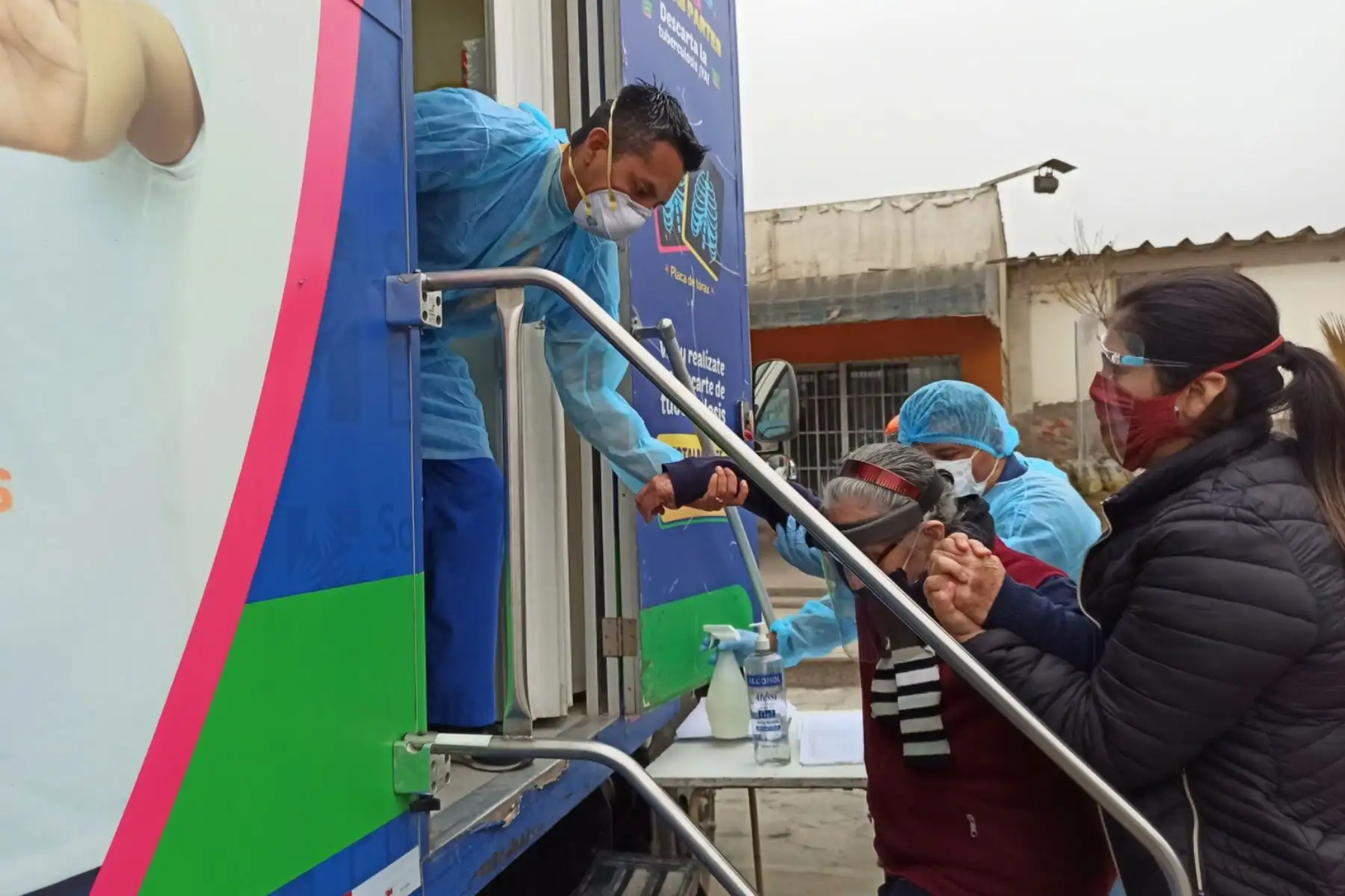 El TB Móvil del Minsa realiza evaluación, descarte e inicio de tratamiento contra la tuberculosis a pacientes del programa de TB, en la plaza de armas de Villa María Del Triunfo.Foto:ANDINA/Diris Lima Sur.
