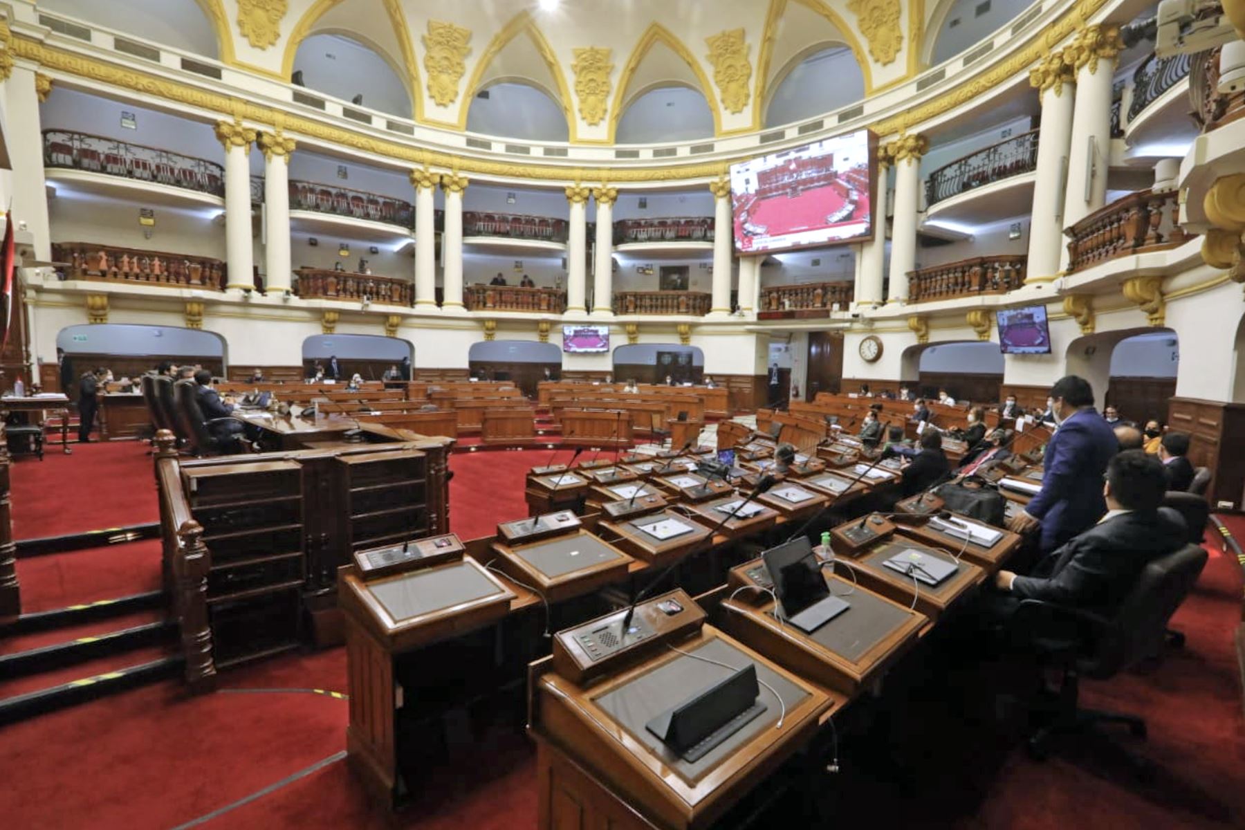 Acción Popular suspende militancia a seis parlamentarios