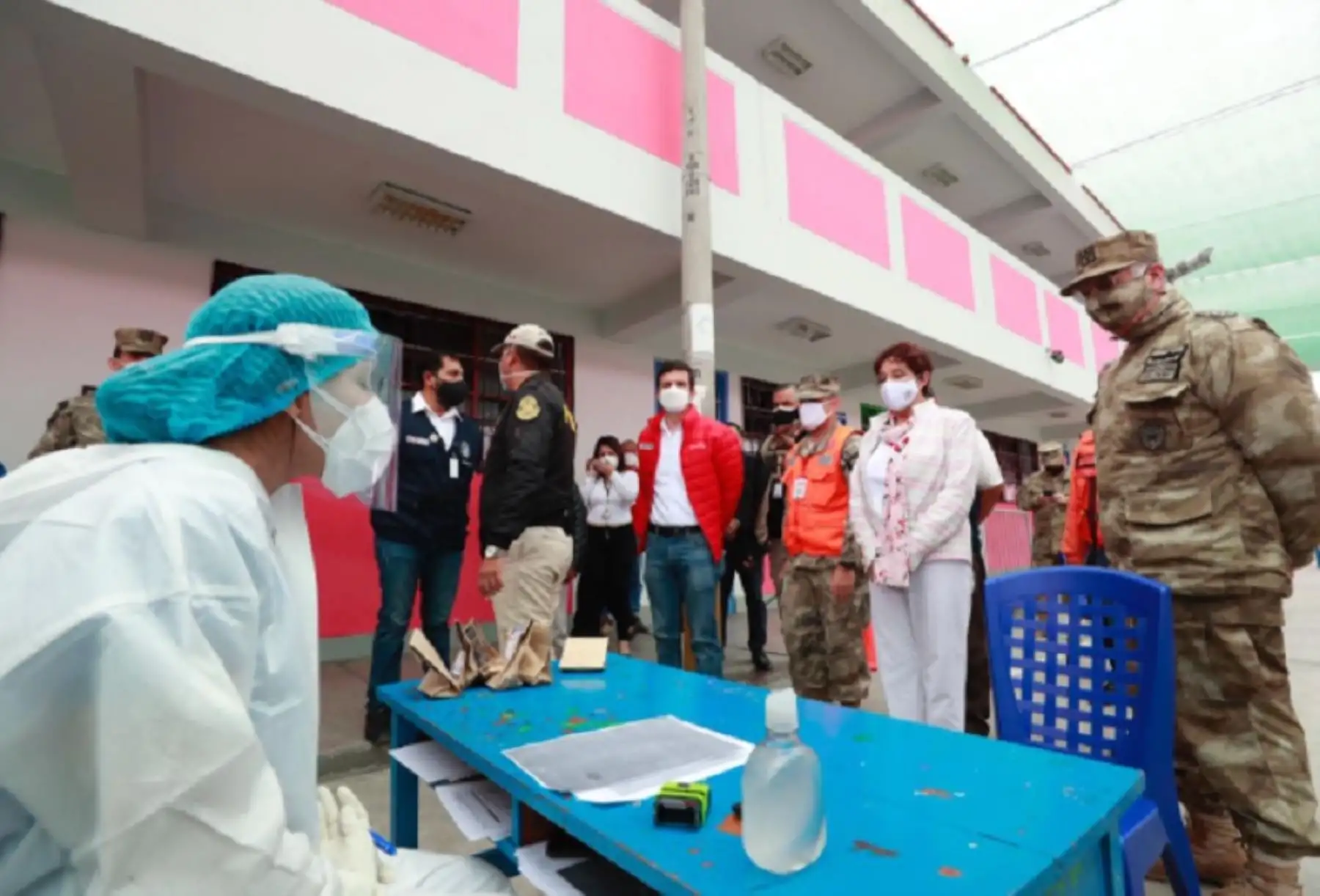 El ministro de Energía y Minas, Miguel Incháustegui, y el comandante general de la Marina de Guerra, almirante Fernando Cerdán, acompañaron hoy el desarrollo de la intervención multisectorial en la ciudad de Chimbote. Foto: Ministerio de Energía y Minas.