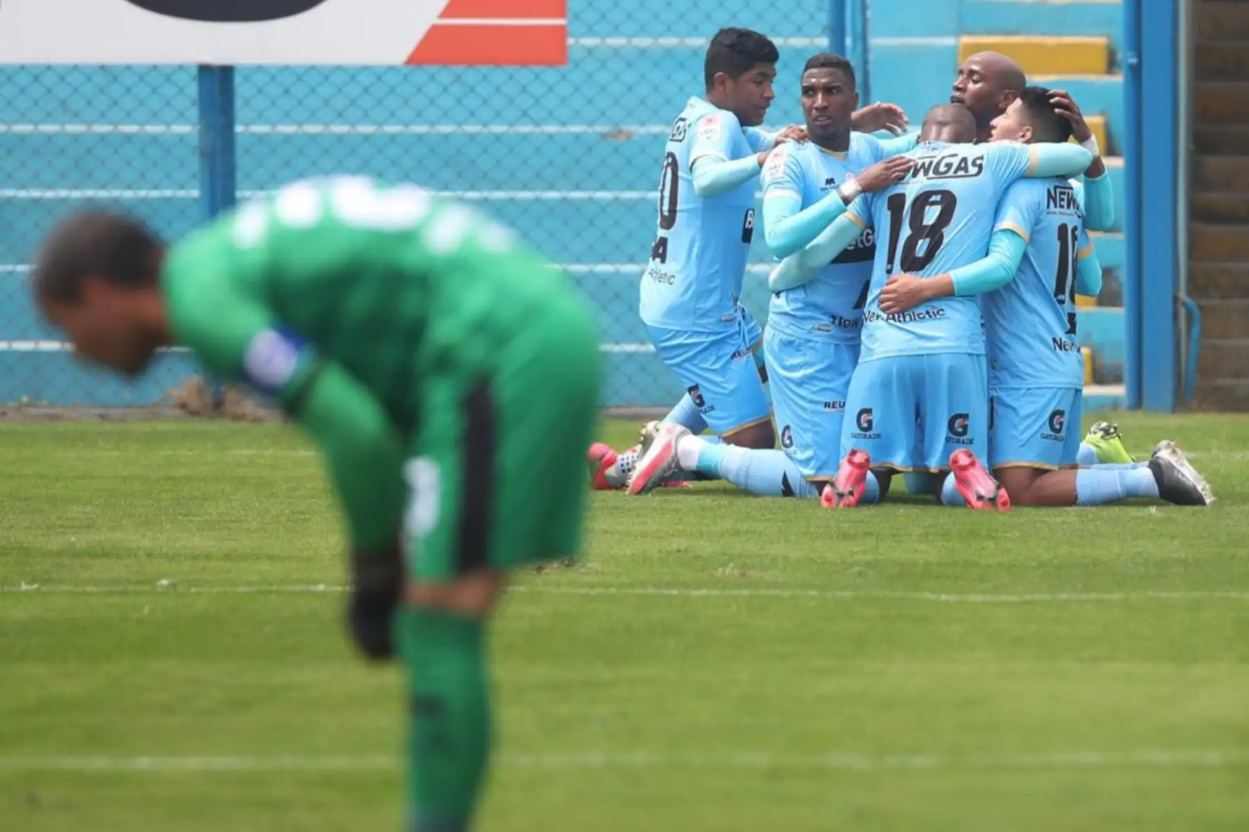 Jugadores de Deportivo Binacional celebran el gol anotado ante el Alianza UDH, en la fecha 11 del  apertura en el estadio Alberto Gallardo. 
Foto:ANDINA/LigaFutProf