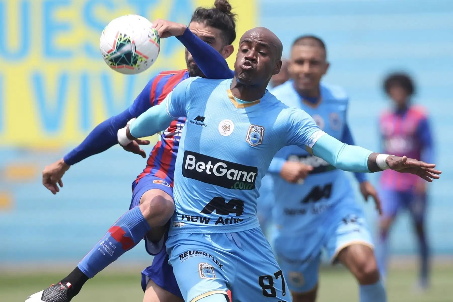 El futbolista  J. Reyes de Deportivo Binacional disputa el balón  ante el jugador de Alianza UDH  durante el partido por la fecha 11 de la Liga 1 del Torneo Apertura 2020, en el Estadio Alberto Gallardo.
Foto: @LigaFutProfdel