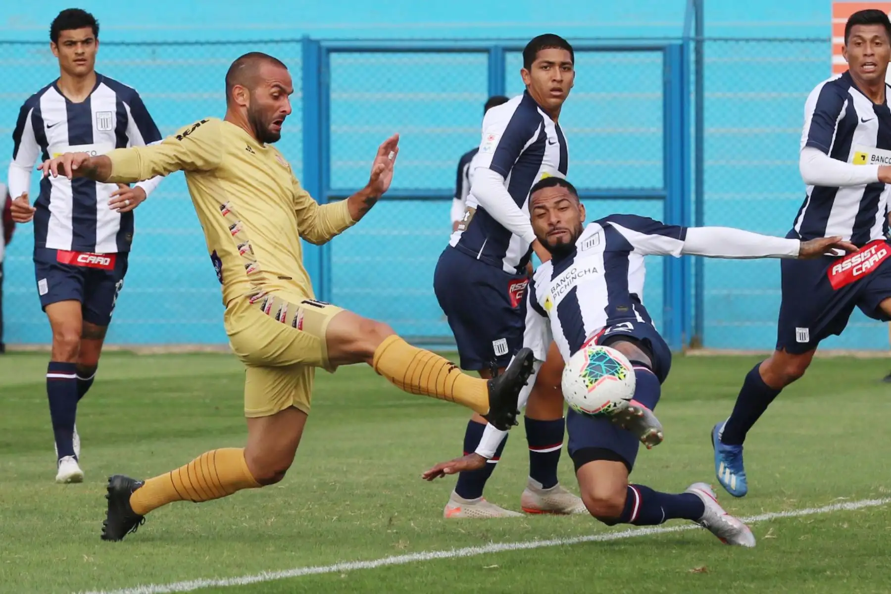 Alianza Lima se enfrenta al Club UTC  durante el partido por la fecha 11 de la Liga 1
en el Estadio Alberto Gallardo. 
Foto: @LigaFutProfdel