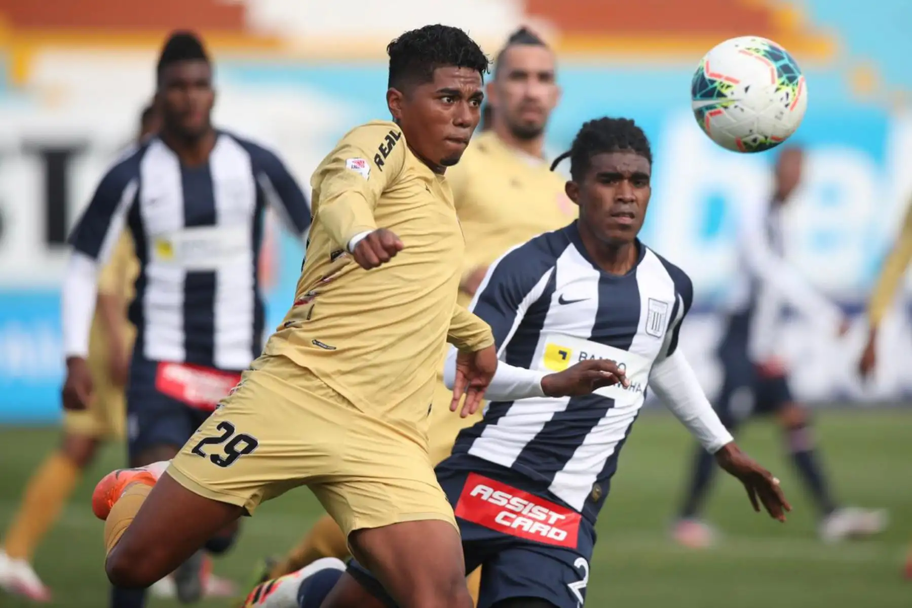 El futbolista E. Ramirez de UTC disputa el balón  ante el jugador de  Alianza Lima durante el partido por la fecha 11 de la Liga 1 del Torneo Apertura 2020, en el Estadio Alberto Gallardo.
 Foto: @LigaFutProfdel