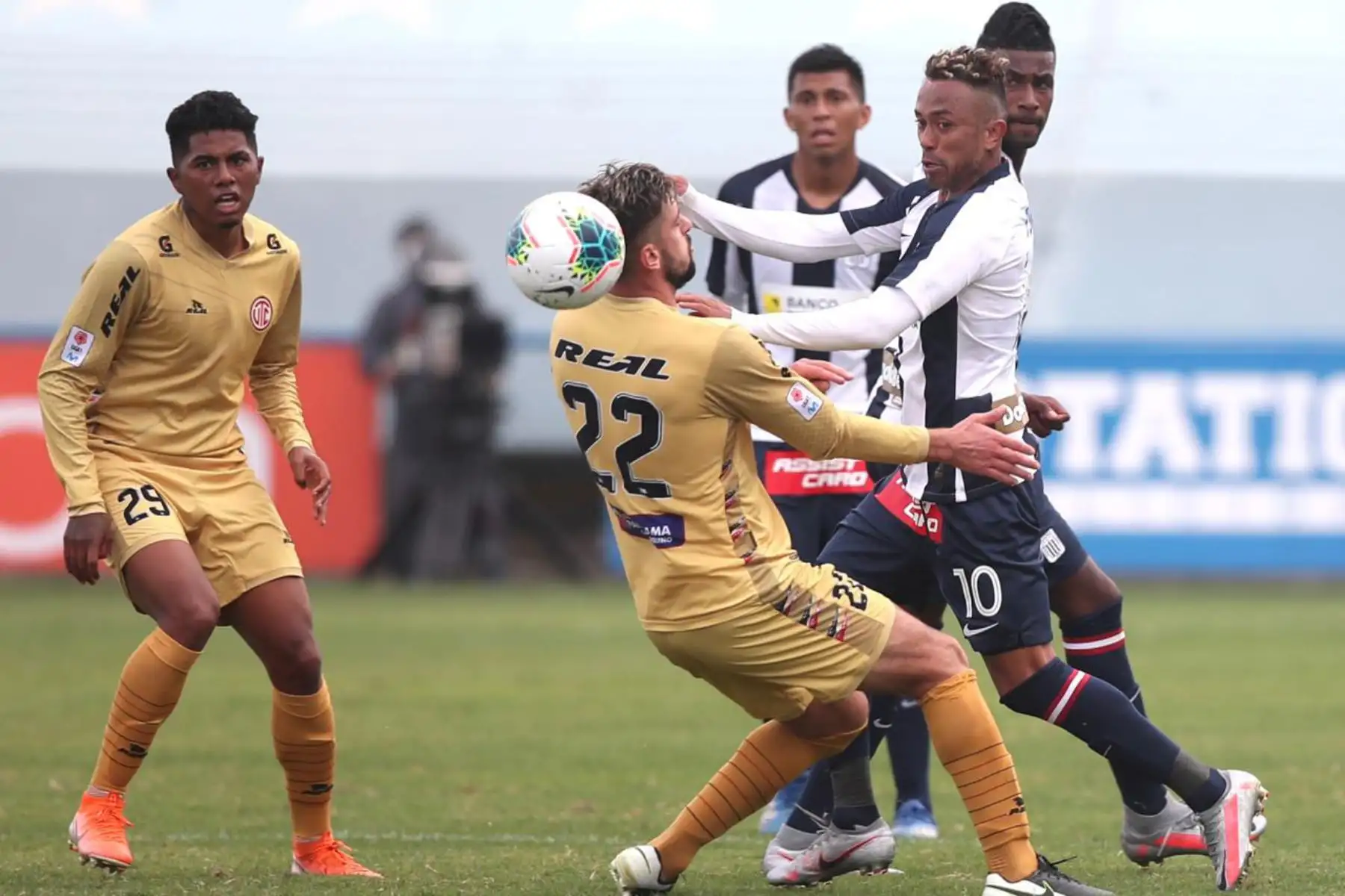Alianza Lima se enfrenta al Club UTC  durante el partido por la fecha 11 de la Liga 1
en el Estadio Alberto Gallardo. 
Foto: @LigaFutProfdel