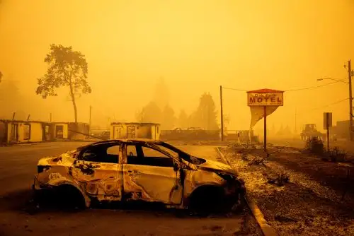 Ante la virulencia de las llamas, los residentes, que en algunos casos se encuentran sumergidos en una espesa niebla anaranjada y respiran un aire cargado de cenizas, suelen verse obligados a huir en pocos minutos. Foto: AFP