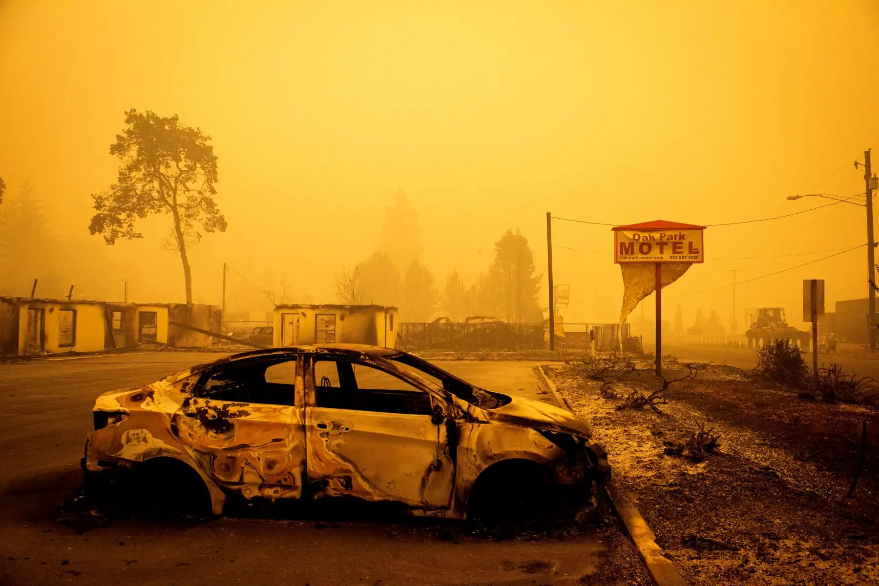Ante la virulencia de las llamas, los residentes, que en algunos casos se encuentran sumergidos en una espesa niebla anaranjada y respiran un aire cargado de cenizas, suelen verse obligados a huir en pocos minutos. Foto: AFP