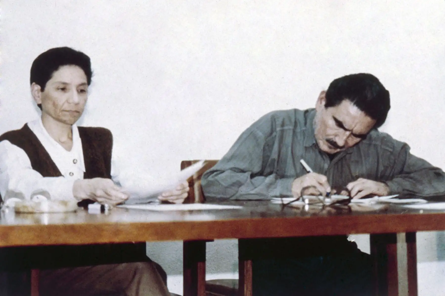 Lima - 9 oct 1993 / Abimael Guzmán,  en compañia de Elena Iparraguirre, firma una carta donde reconoce la derrota de la agrupación terrorista Sendero Luminoso. Foto: Difusión