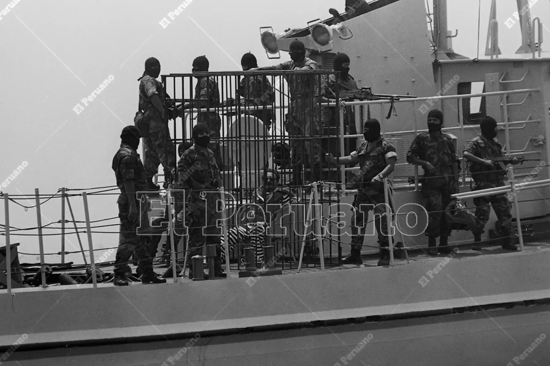 Callao - 24 de abril de 1993. En medio de extremas medidas de seguridad el terrorista Abimael Gúzmán fue trasladado a la isla San Lorenzo. Foto: Archivo Histórico de El Peruano