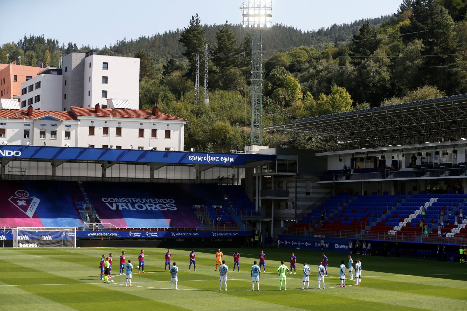 Los jugadores del Eibar y del Celta de Vigo participan en un minuto de silencio antes del partido de la primera jornada de la LaLiga Santander disputado este sábado en el estadio de Ipurúa de Eibar. Foto: EFE