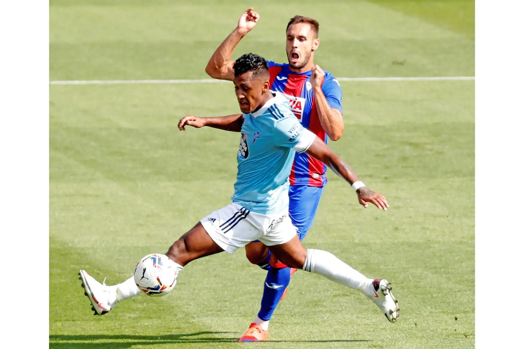 El defensa del Eibar, Roberto Antonio Correa y el centrocampista peruano del Celta de Vigo Renato Tapia disputan el balón durante el partido de la primera jornada de la LaLiga Santander. Foto: EFE
