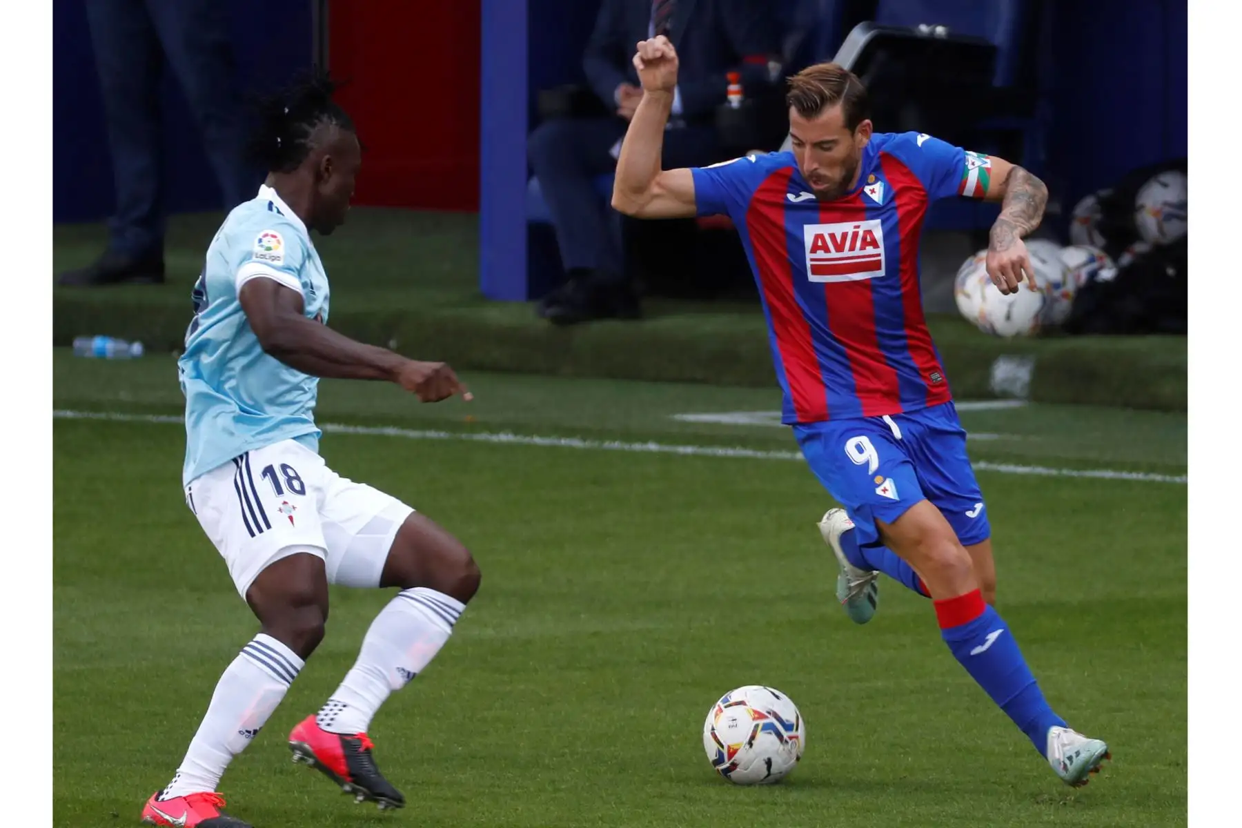 El delantero del Eibar, Sergi Enrich y el defensa ghanés del Celta de Vigo, Joseph Aidoo durante el partido de la primera jornada de la LaLiga Santander que disputan este sábado en el estadio de Ipurúa de Eibar. Foto: EFE
