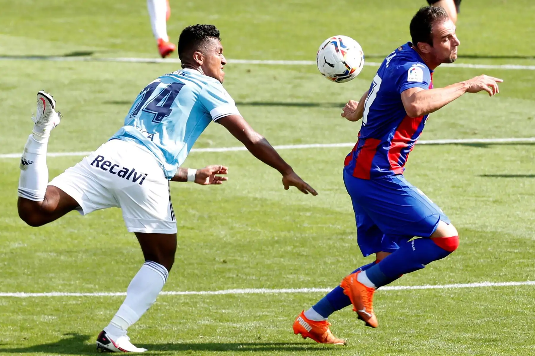 El delantero del Eibar, Kike García y el centrocampista peruano del Celta de Vigo Renato Tapia durante el partido de la primera jornada de la LaLiga Santander que disputan este sábado en el estadio de Ipurúa de Eibar. Foto: EFE