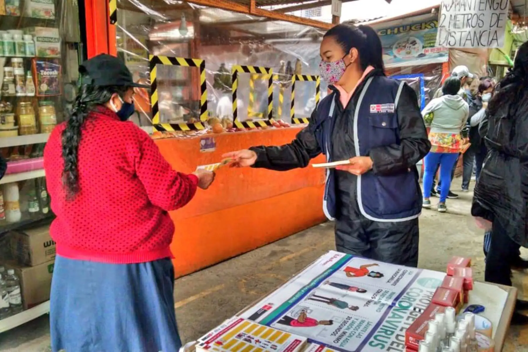 Minsa visitó mercado modelo Ancieta Alta en El Agustino para concientizar a comerciantes y clientes sobre la importancia de prevenir el contagio de Covid-19 mediante el lavado de manos, uso de mascarilla y distanciamiento. Foto: Minsa