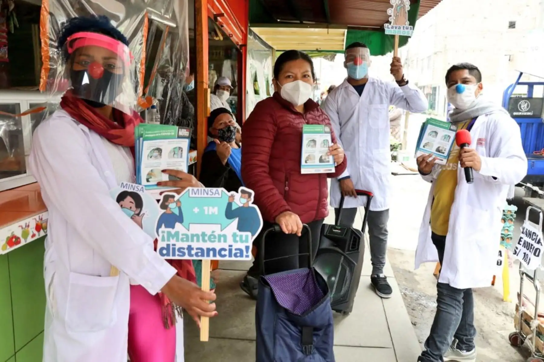 Minsa visitó mercado modelo Ancieta Alta en El Agustino para concientizar a comerciantes y clientes sobre la importancia de prevenir el contagio de Covid-19 mediante el lavado de manos, uso de mascarilla y distanciamiento. Foto: Minsa