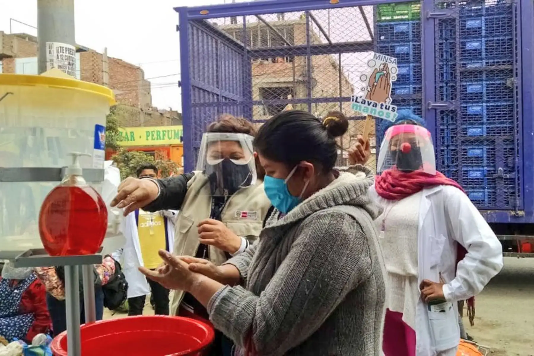Minsa visitó mercado modelo Ancieta Alta en El Agustino para concientizar a comerciantes y clientes sobre la importancia de prevenir el contagio de Covid-19 mediante el lavado de manos, uso de mascarilla y distanciamiento. Foto: Minsa