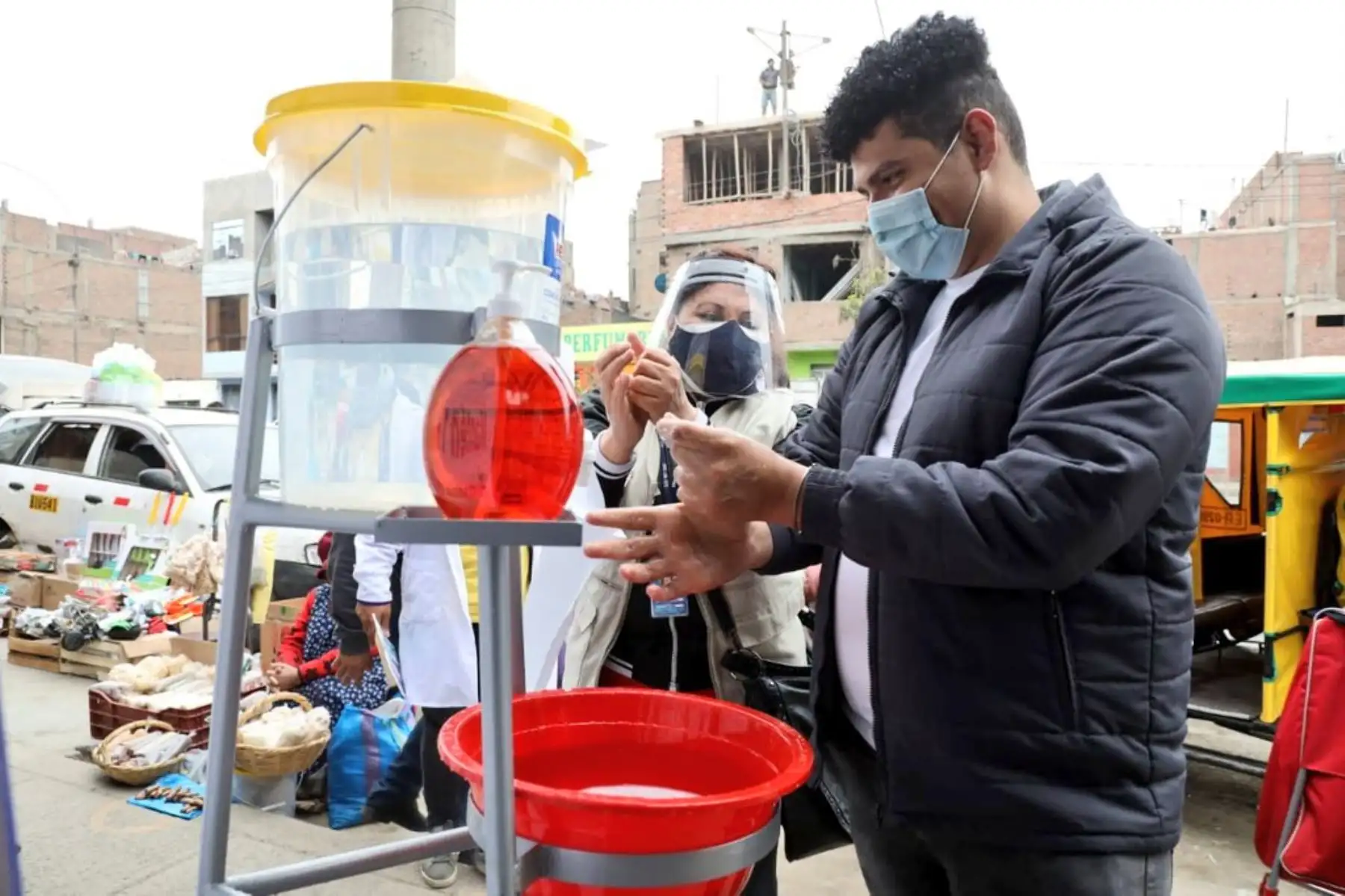 Minsa visitó mercado modelo Ancieta Alta en El Agustino para concientizar a comerciantes y clientes sobre la importancia de prevenir el contagio de Covid-19 mediante el lavado de manos, uso de mascarilla y distanciamiento. Foto: Minsa