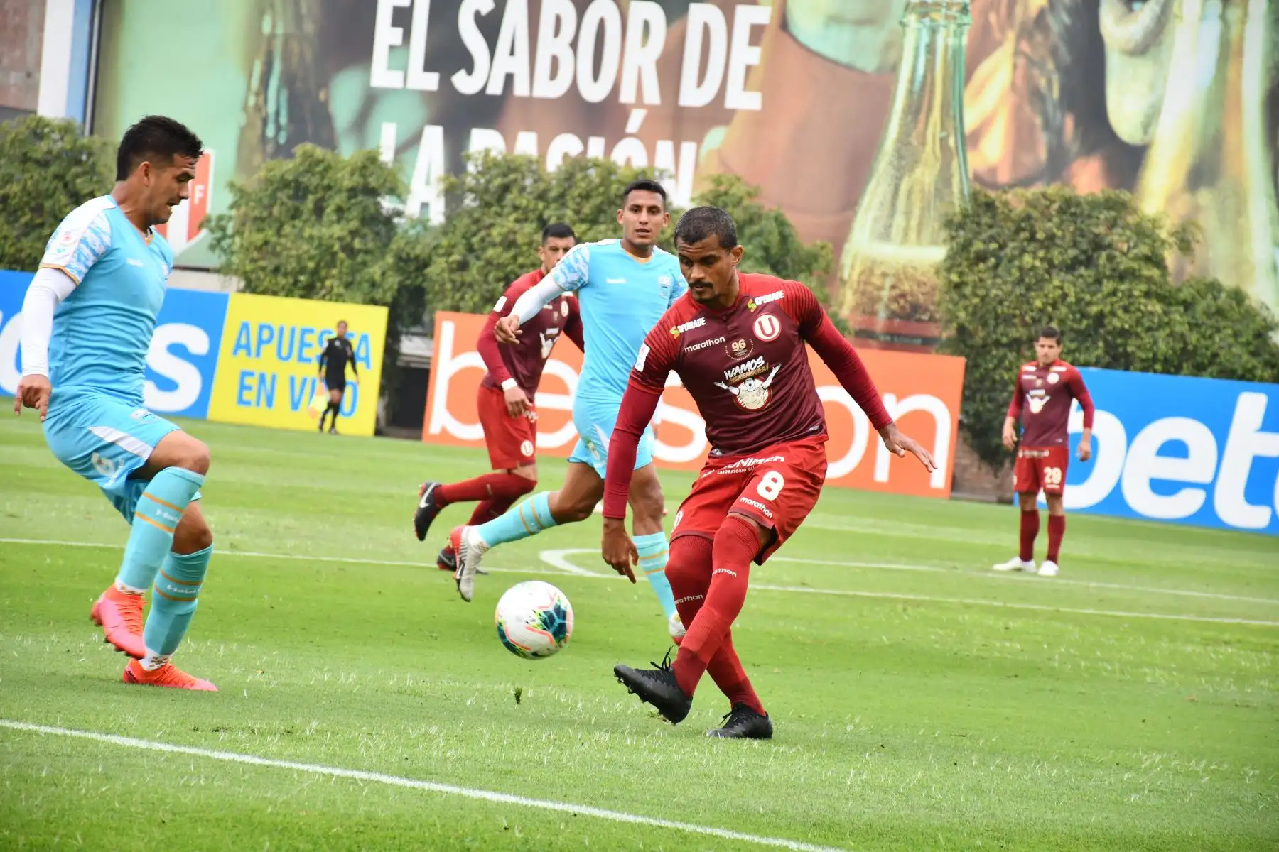 El jugador N. Quina se enfrenta a su rival de Deportivo Llacuabamba por la jornada 11 de la Liga 1 niversitario venció 1 a 0 a Sport Llacubamba por la jornada 11 de la Liga 1. Foto: @LigaFutProf