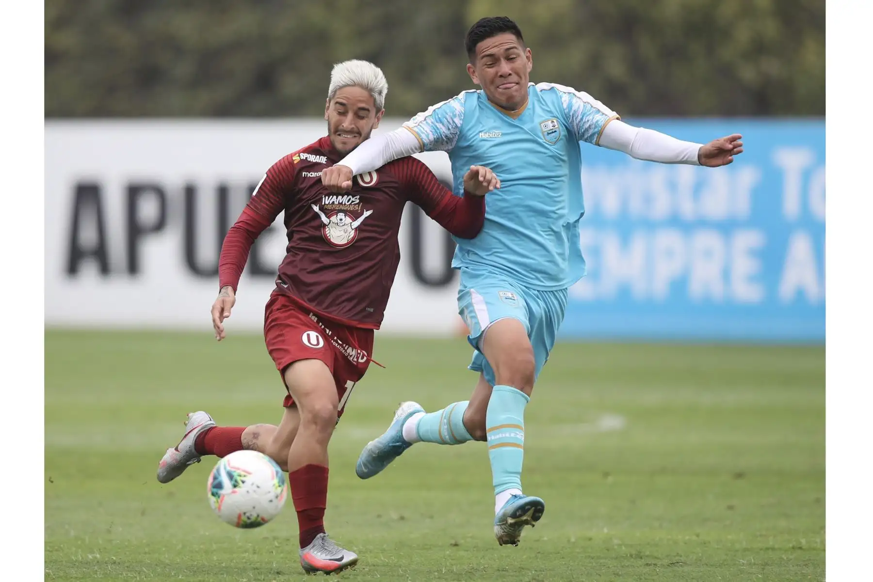 El futbolista A. Hohberg se enfrenta a su rival de Deportivo Llacuambamba por la jornada 11 de la Liga 1. Foto: @LigaFutProf