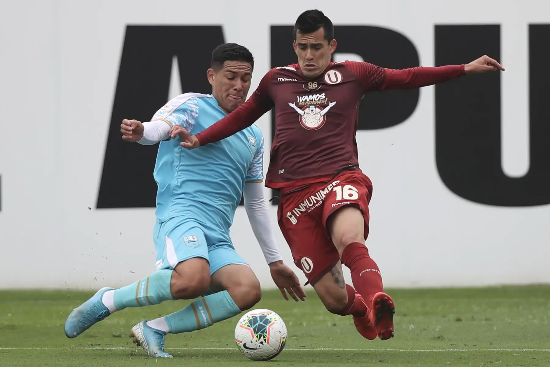 El futbolista I. Santillán de Universitario se enfrenta a su rival de Deportivo Llacuabamba por la jornada 11 de la Liga 1. Foto: @LigaFutProf