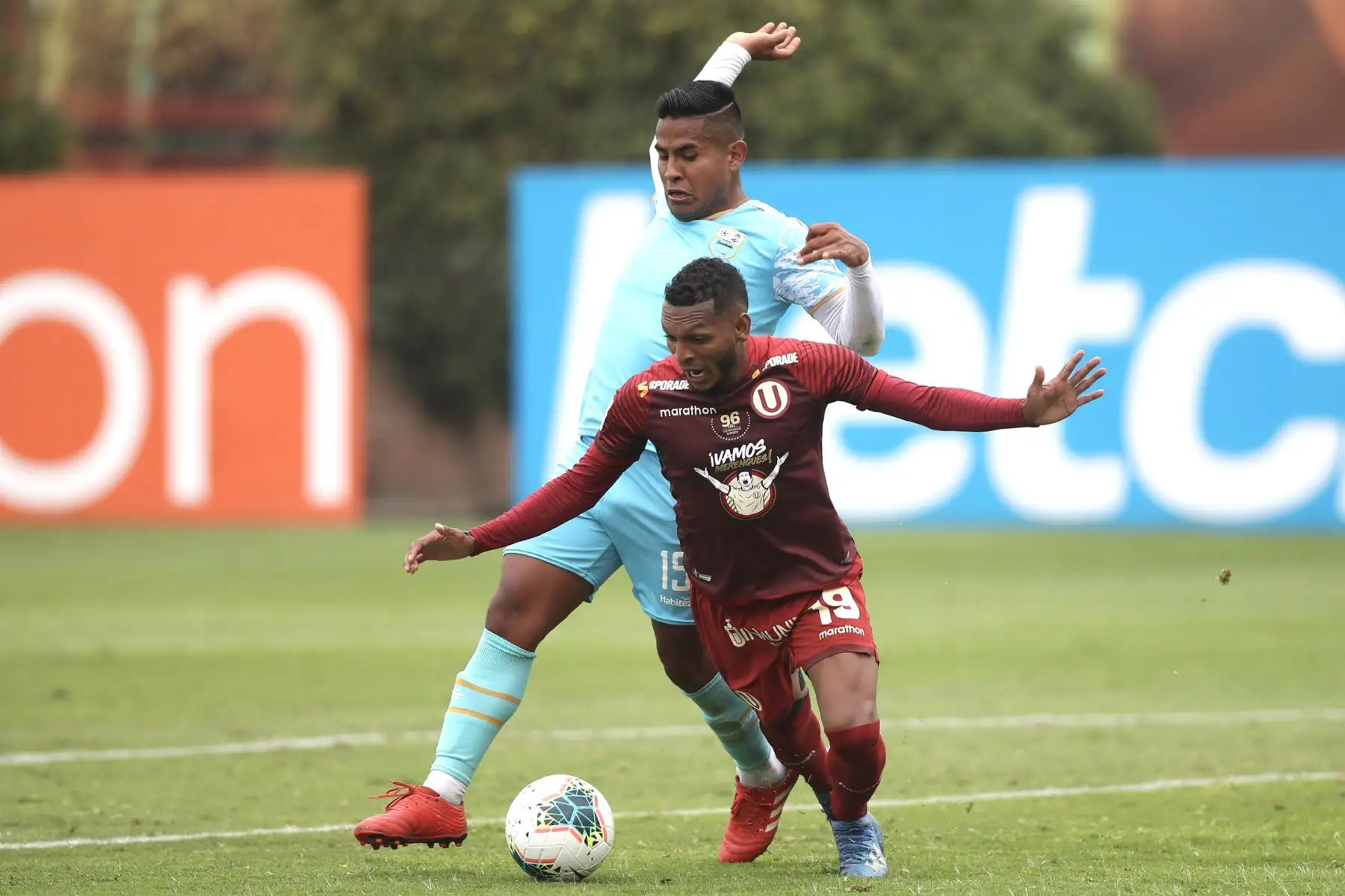 El futbolista A. Quintero se enfrenta a su rival de Deportivo Llacuabamba por la jornada 11 de la Liga 1. Foto: @LigaFutProf
