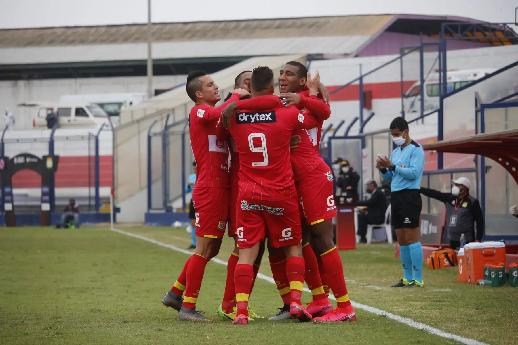 El futbolista Jimmy Valoyes de Sport Huancayo celebra tras anotar el 1 a 0 al Sport Boys por la jornada 11 de la Liga 1. Foto: @LigaFutProf
