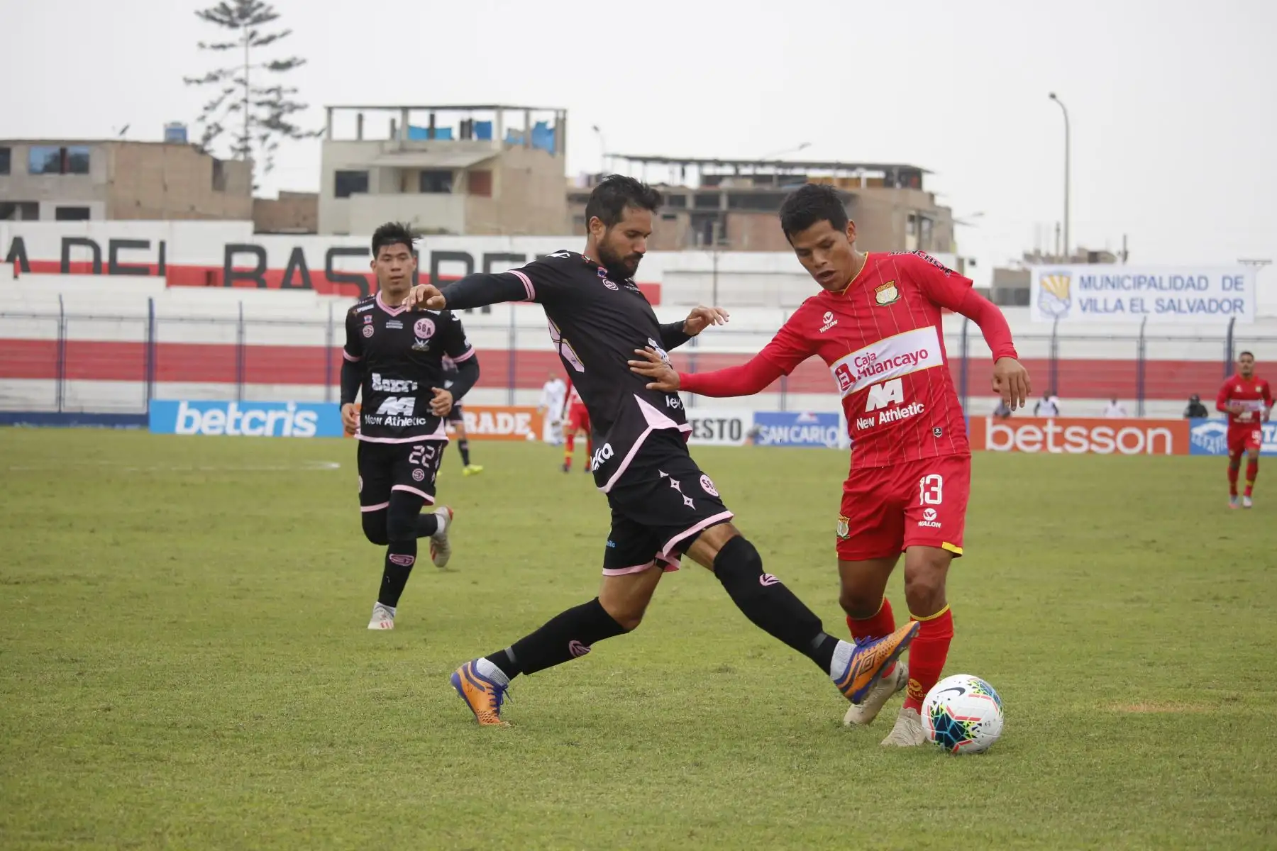 El futbolista M. Velásquez se enfrenta a su rival de Sport Boys por la jornada 11 de la Liga 1. Foto: @LigaFutProf
