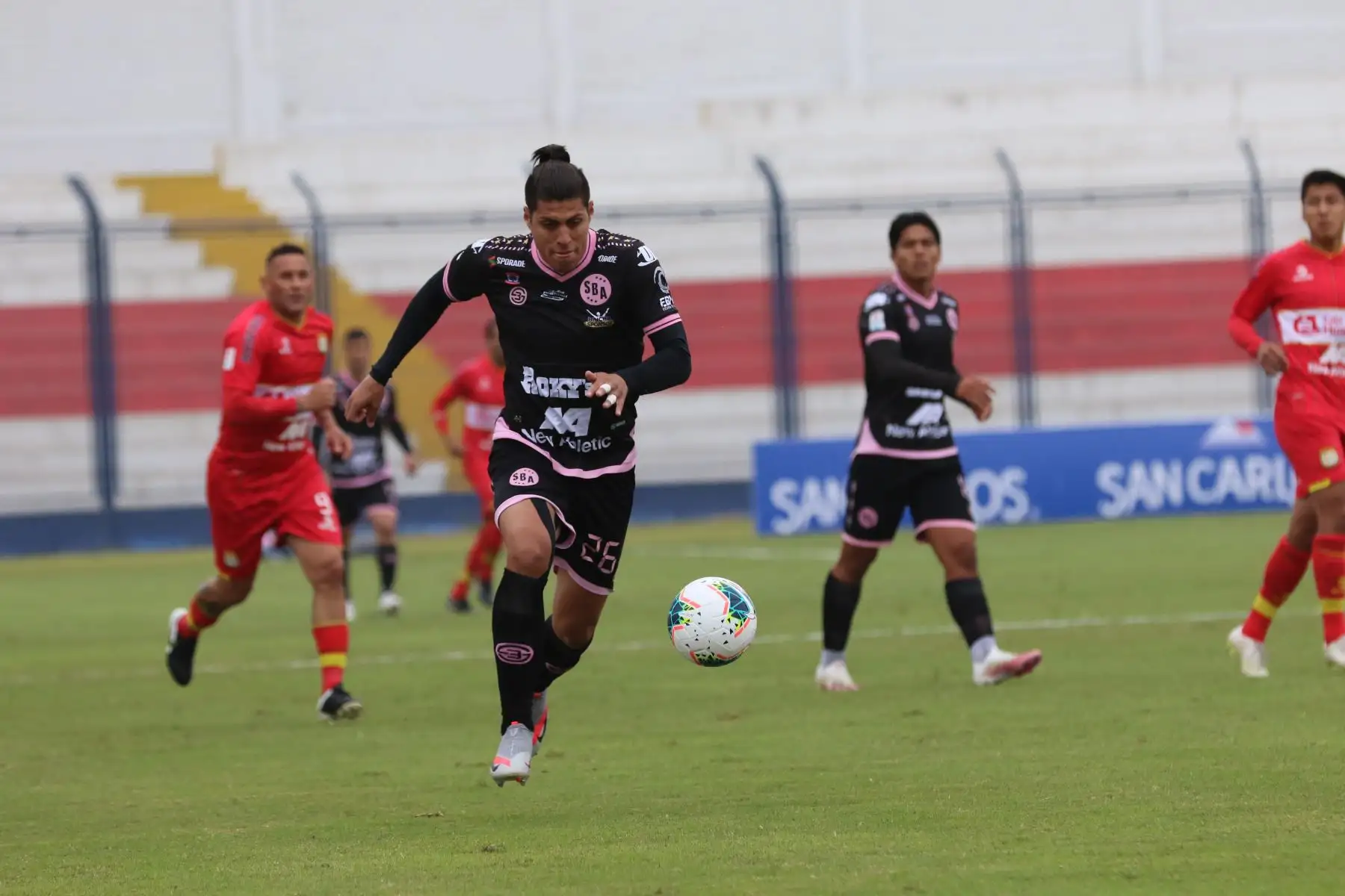 El futbolista H. Riojas del Sport Boys domina el balón durante partido contra Sport Huancayo por la jornada 11 de la Liga 1. Foto: @LigaFutProf