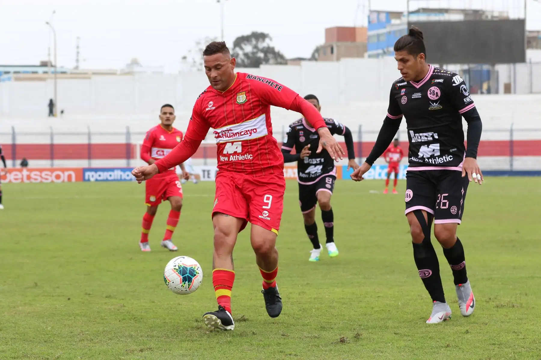 El futbolista H. Riojas intenta detener el ataque de su rival del Spor Huancayo por la jornada 11 de la Liga 1. Foto: @LigaFutProf