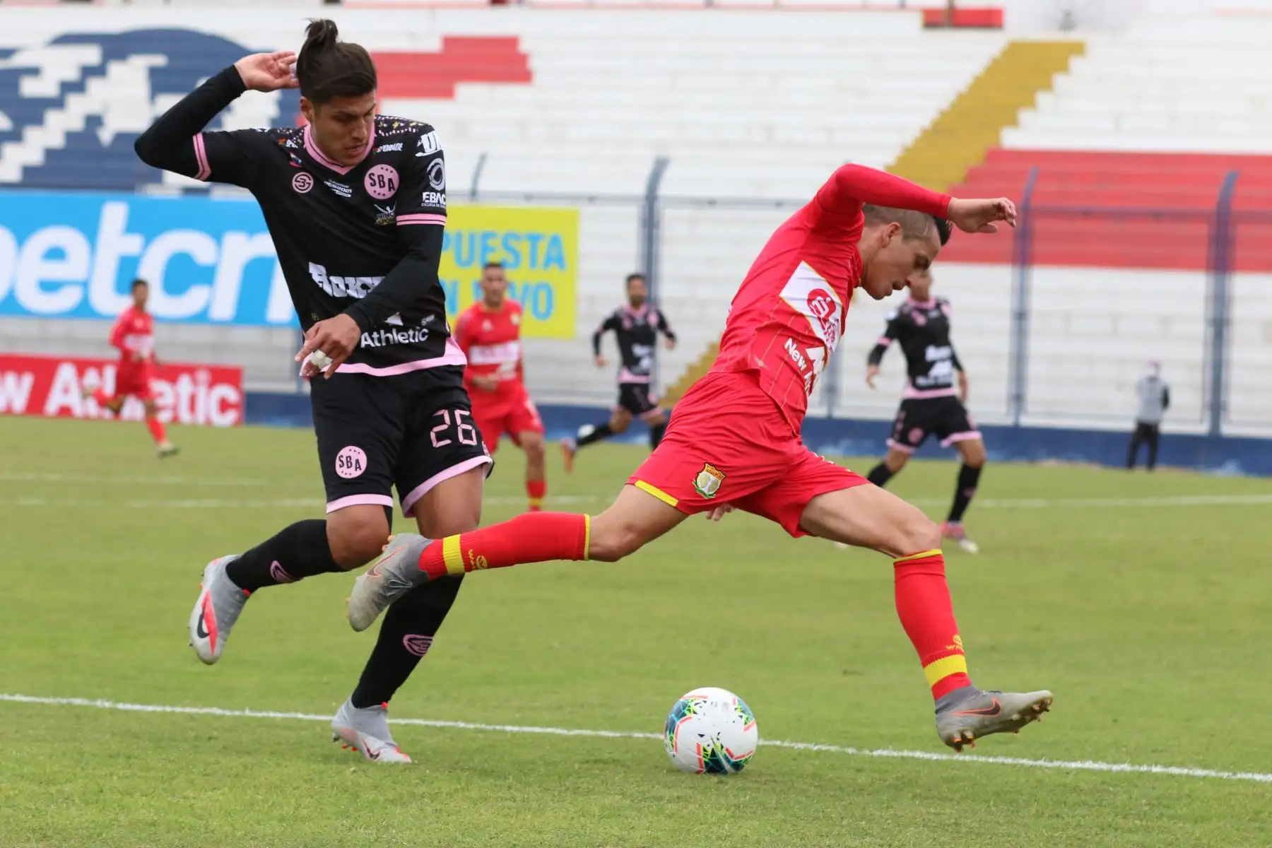 El futbolista H. Riojas intenta detener el ataque de su rival del Spor Huancayo por la jornada 11 de la Liga 1. Foto: LigaFutProf