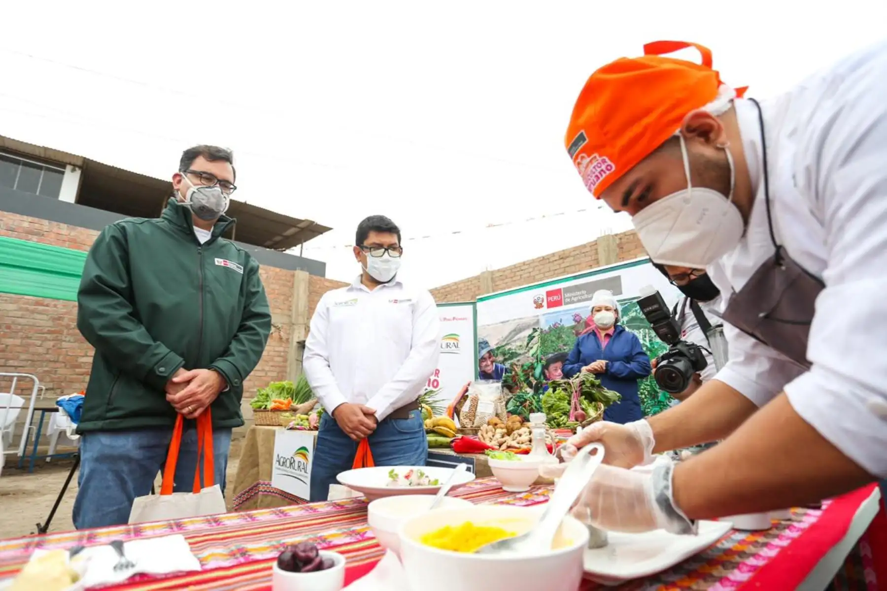 Más de mil familias de escasos recursos en Villa El Salvador fueron beneficiadas con alimentos de primera necesidad a precios sociales con el Mercado Minagri De la Chacra a la Olla. Foto: ANDINA/Difusión