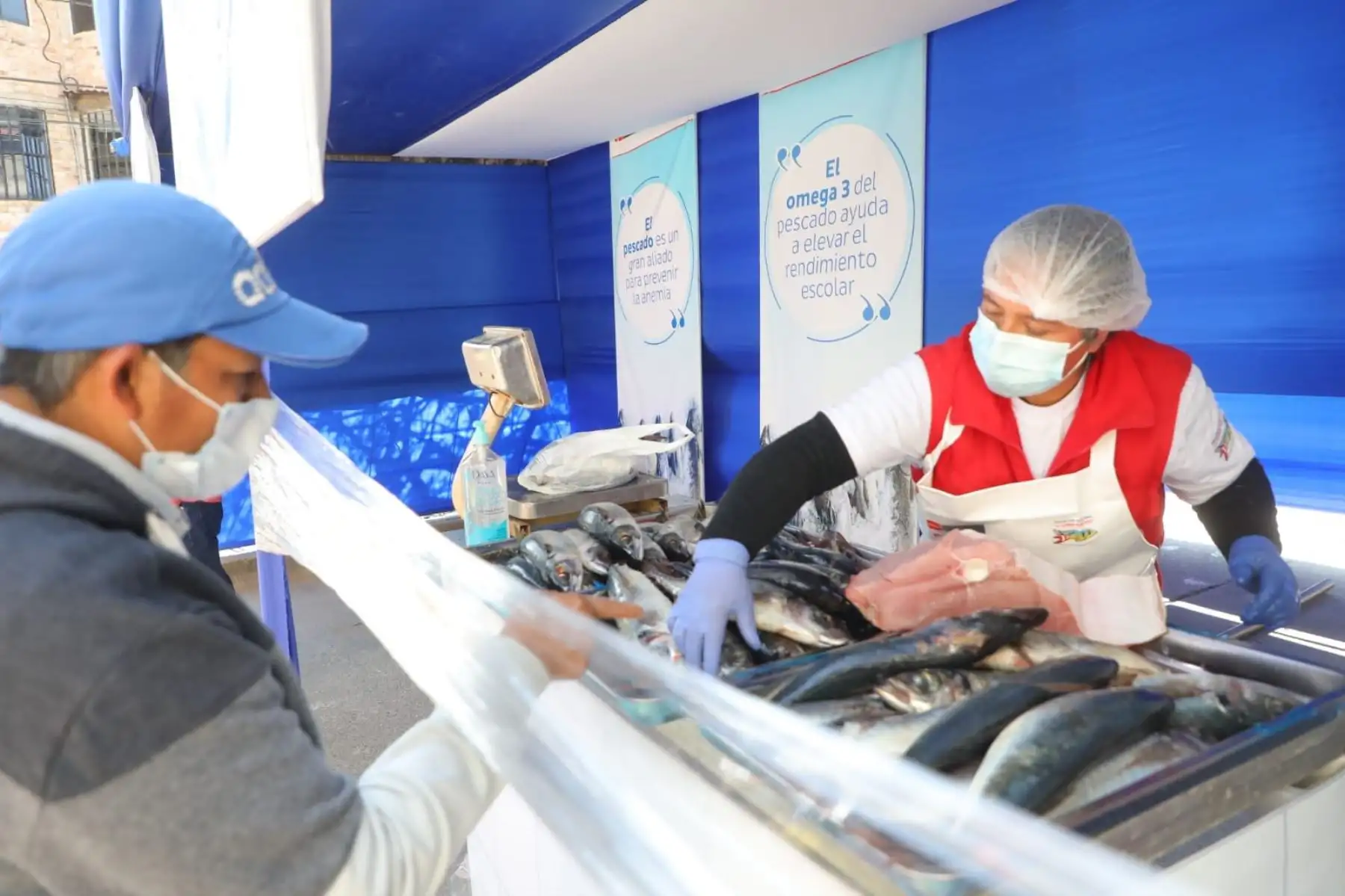El ministro de Producción, Jose Salardi, recorrió la feria Mi Pescadería del programa "A Comer Pescado", plataforma que impulsa la oferta de pescado fresco, congelado y en conservas, a fin de mejorar la nutrición de la población en todo el país. Foto: Produce