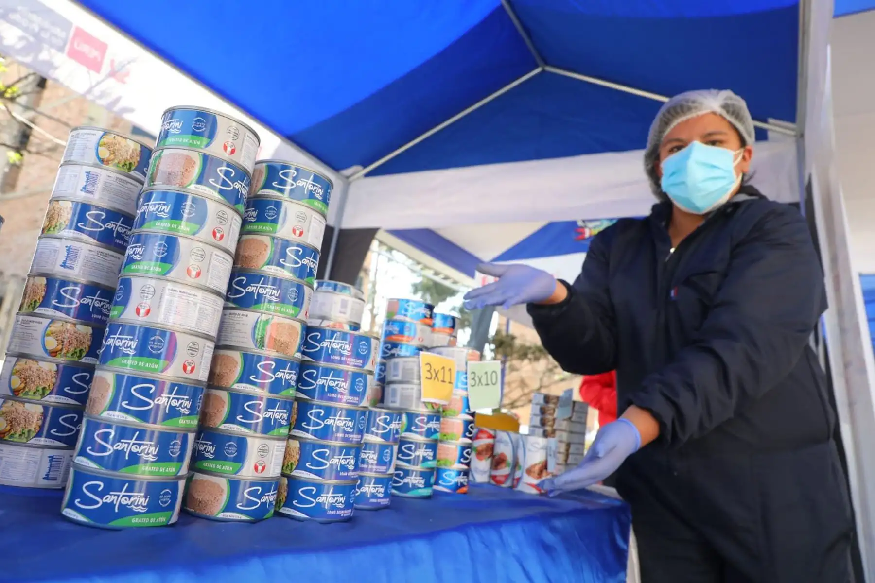 El ministro de Producción, Jose Salardi, recorrió la feria Mi Pescadería del programa "A Comer Pescado", plataforma que impulsa la oferta de pescado fresco, congelado y en conservas, a fin de mejorar la nutrición de la población en todo el país. Foto: Produce
