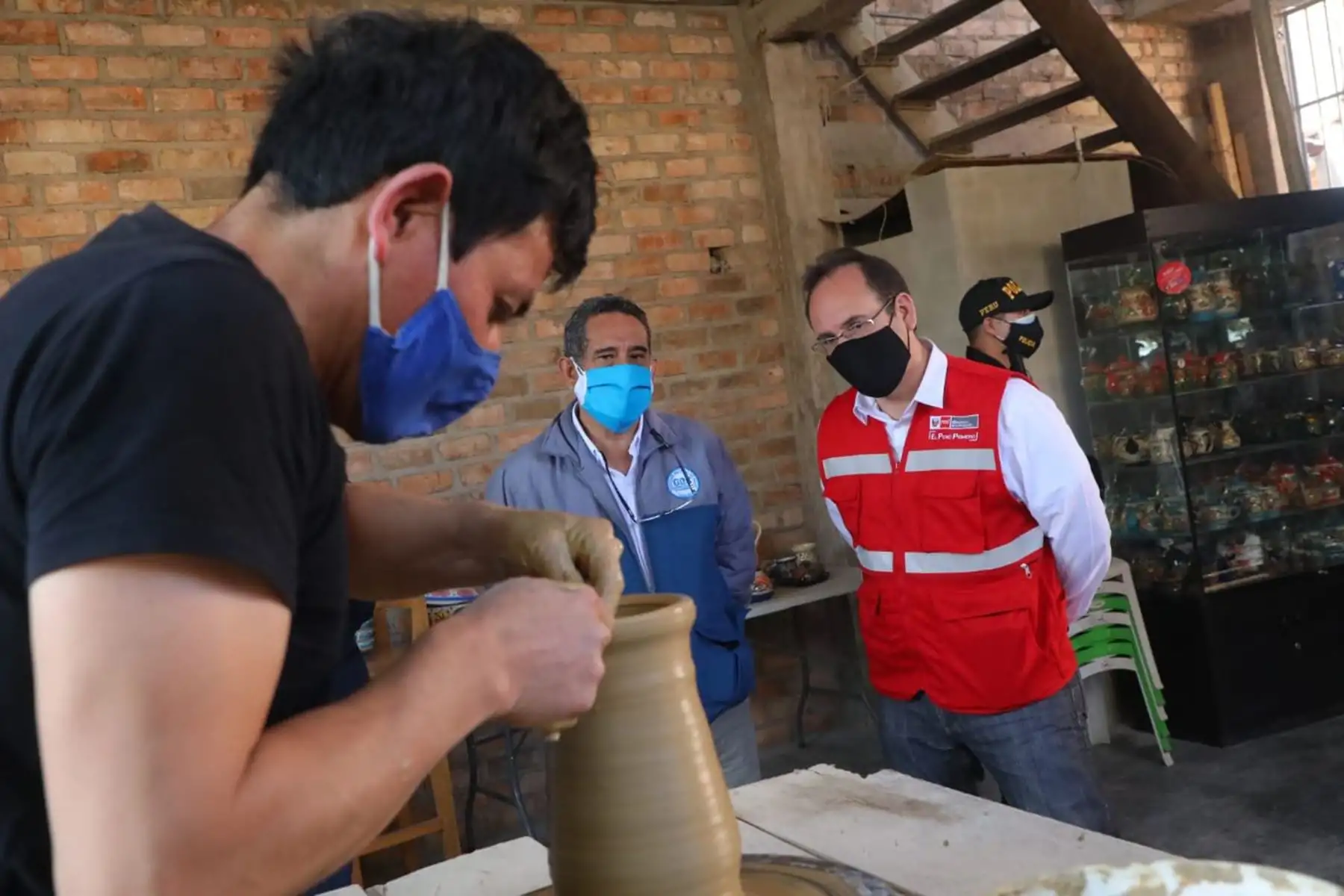 El ministro de la Producción, Jose Salardi, y el gobernador regional de Cajamarca, Mesias Guevara, visitaron un taller de artesanos, con la finalidad de identificar oportunidades para que Produce los acompañe, de manera técnica, para potenciar su competitividad y productividad. Foto: Produce