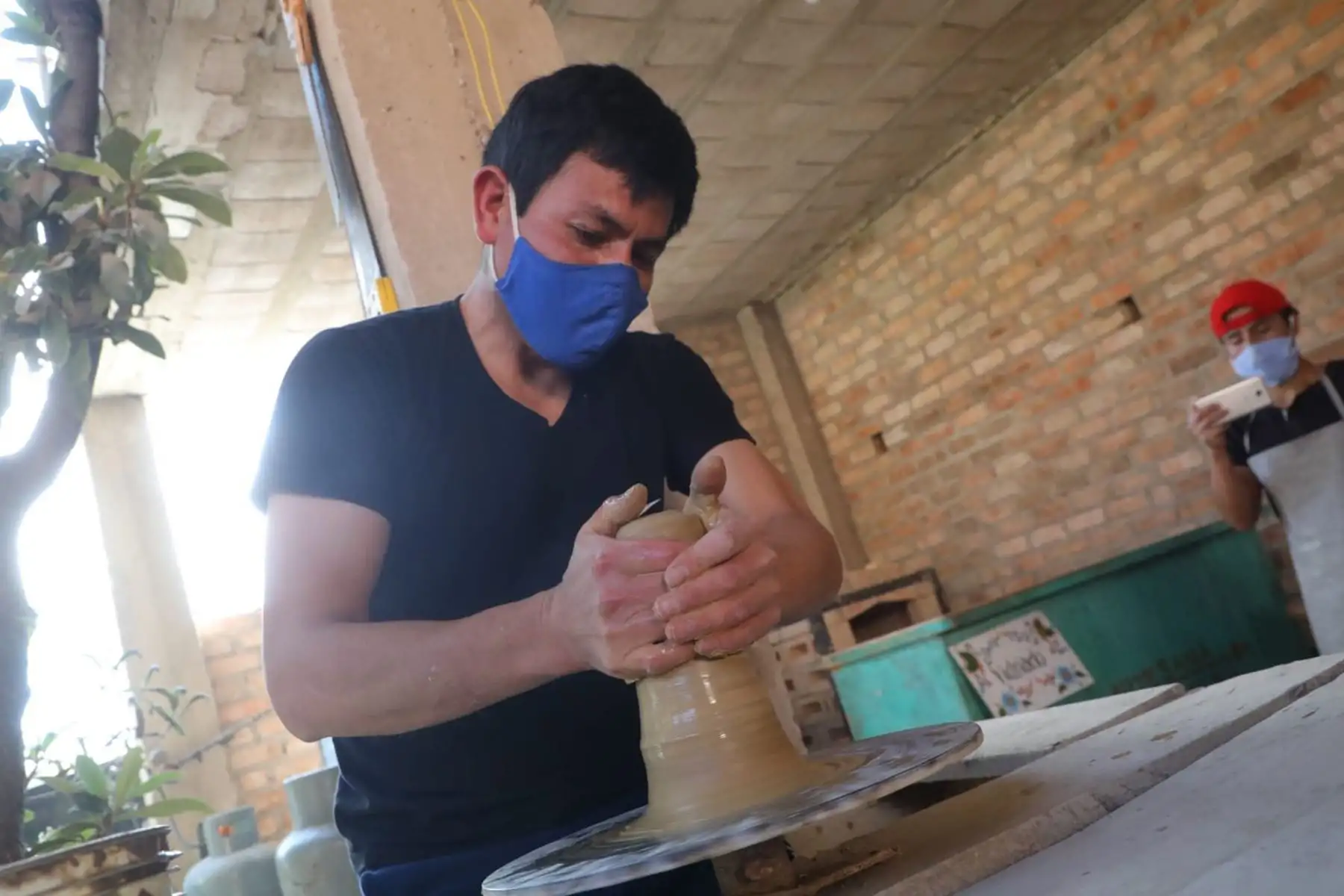 El ministro de la Producción, Jose Salardi, y el gobernador regional de Cajamarca, Mesias Guevara, visitaron un taller de artesanos, con la finalidad de identificar oportunidades para que Produce los acompañe, de manera técnica, para potenciar su competitividad y productividad. Foto: Produce