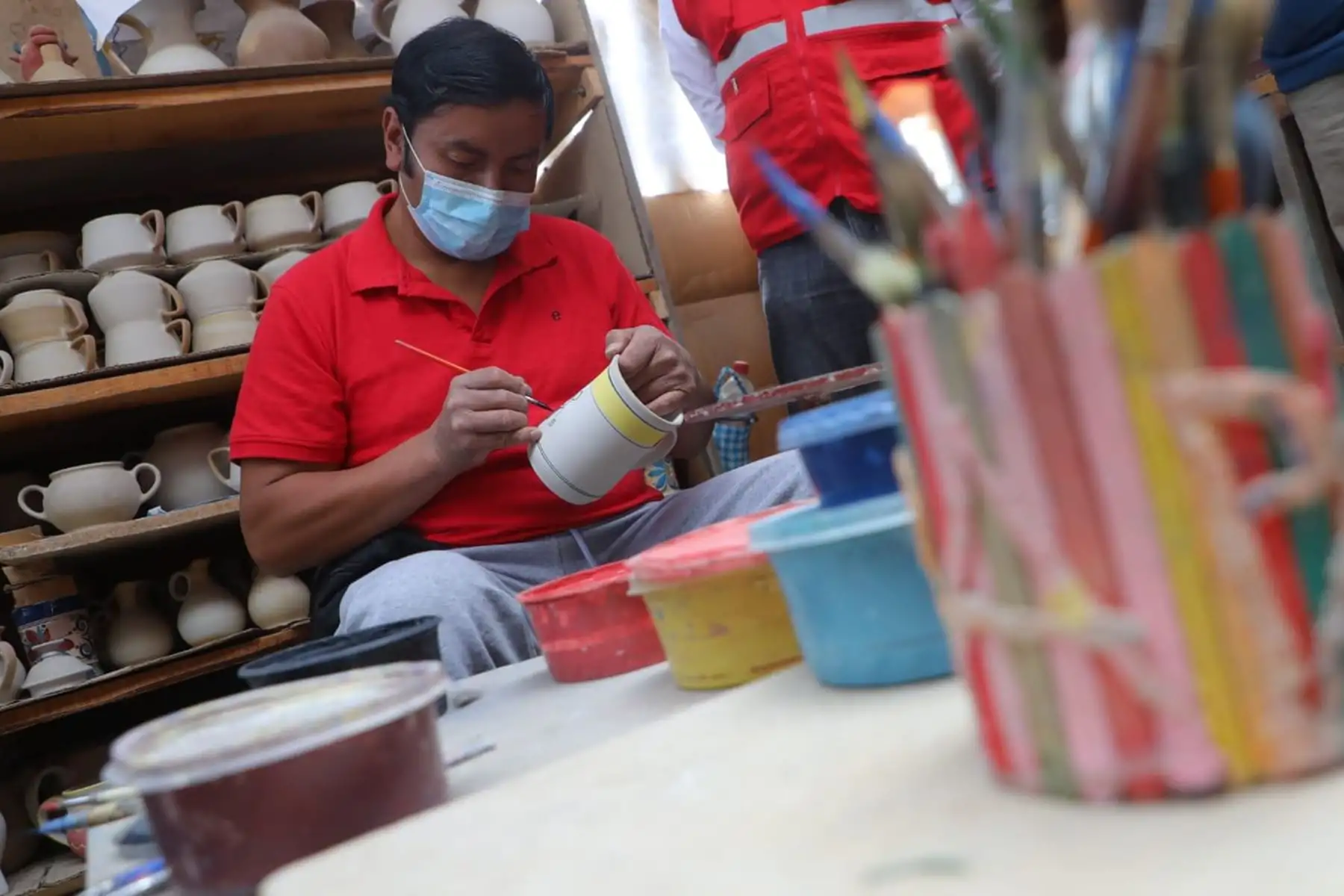 El ministro de la Producción, Jose Salardi, y el gobernador regional de Cajamarca, Mesias Guevara, visitaron un taller de artesanos, con la finalidad de identificar oportunidades para que Produce los acompañe, de manera técnica, para potenciar su competitividad y productividad. Foto: Produce