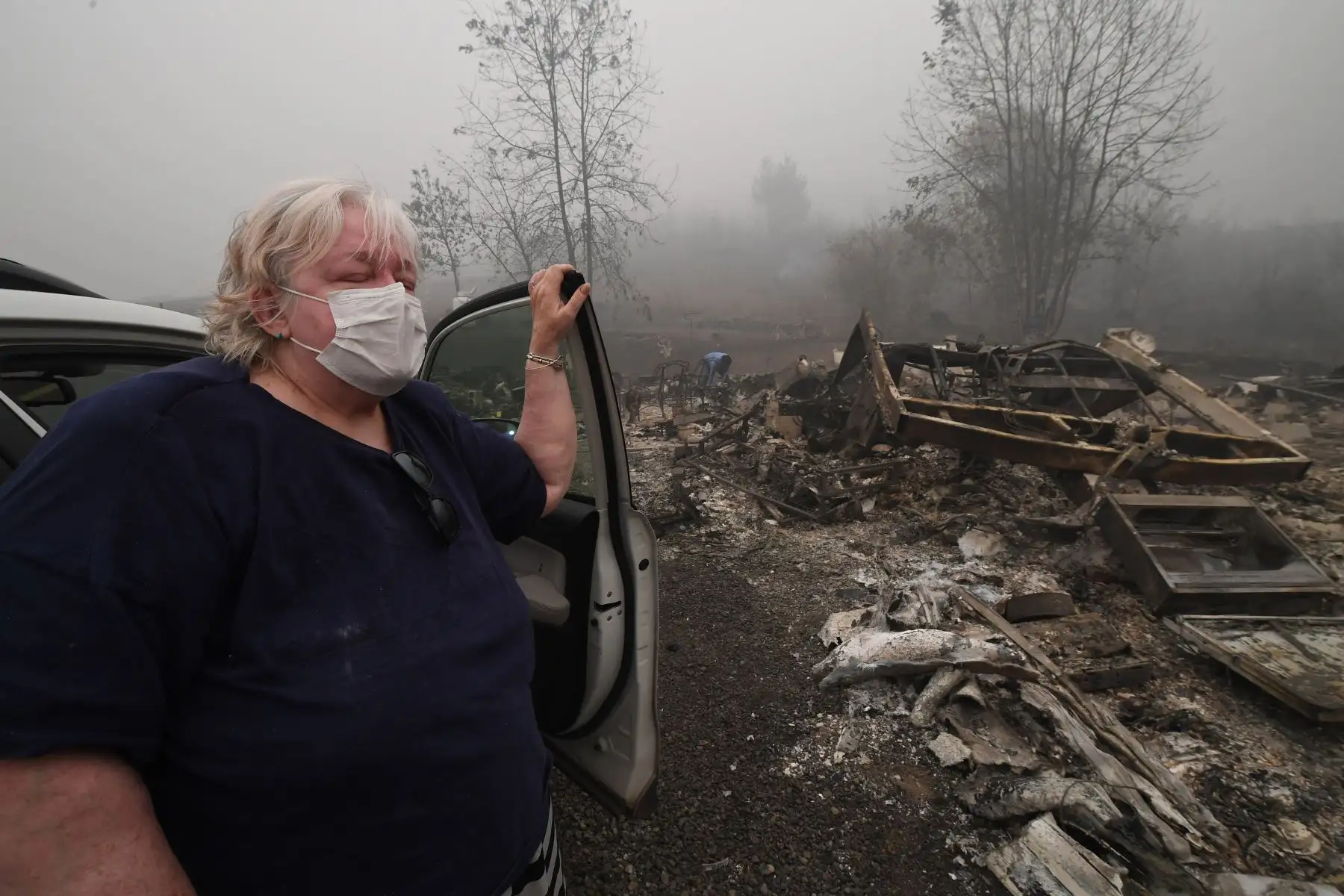 La residente Margi Wyatt llega y encuentra su casa móvil destruida tras incendio forestal. Ella y su esposo fueron evacuados a principios de semana, en Estacada, Oregón. Foto: AFP