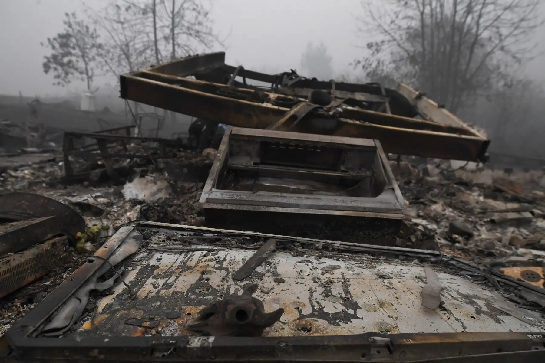 Los restos de una casa móvil después que fuera arrasada por un incendio forestal en Estacada, Oregón. Foto: AFP