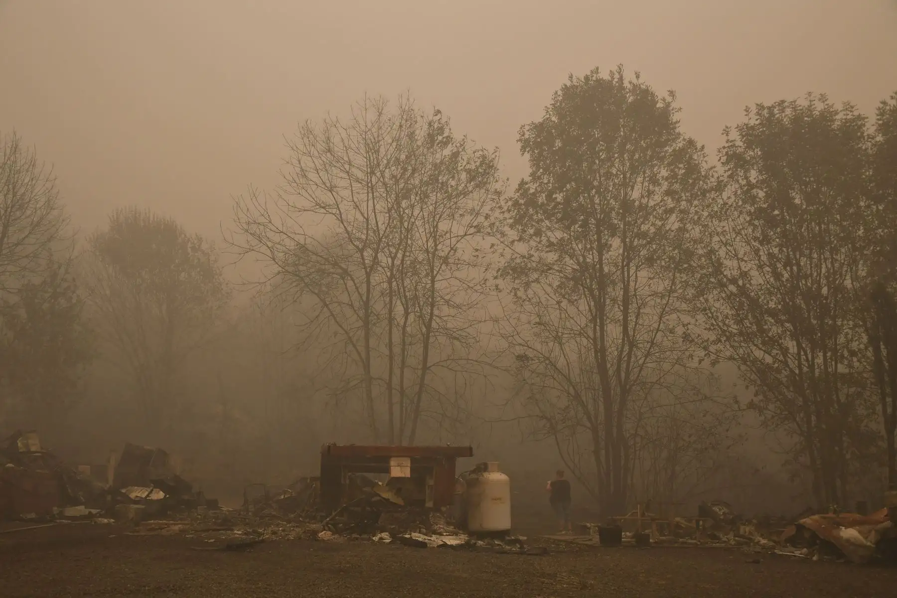 Los restos de una casa móvil después que un incendio forestal arrasara destruyendo varias casas en Estacada, Oregón. Foto: AFP
