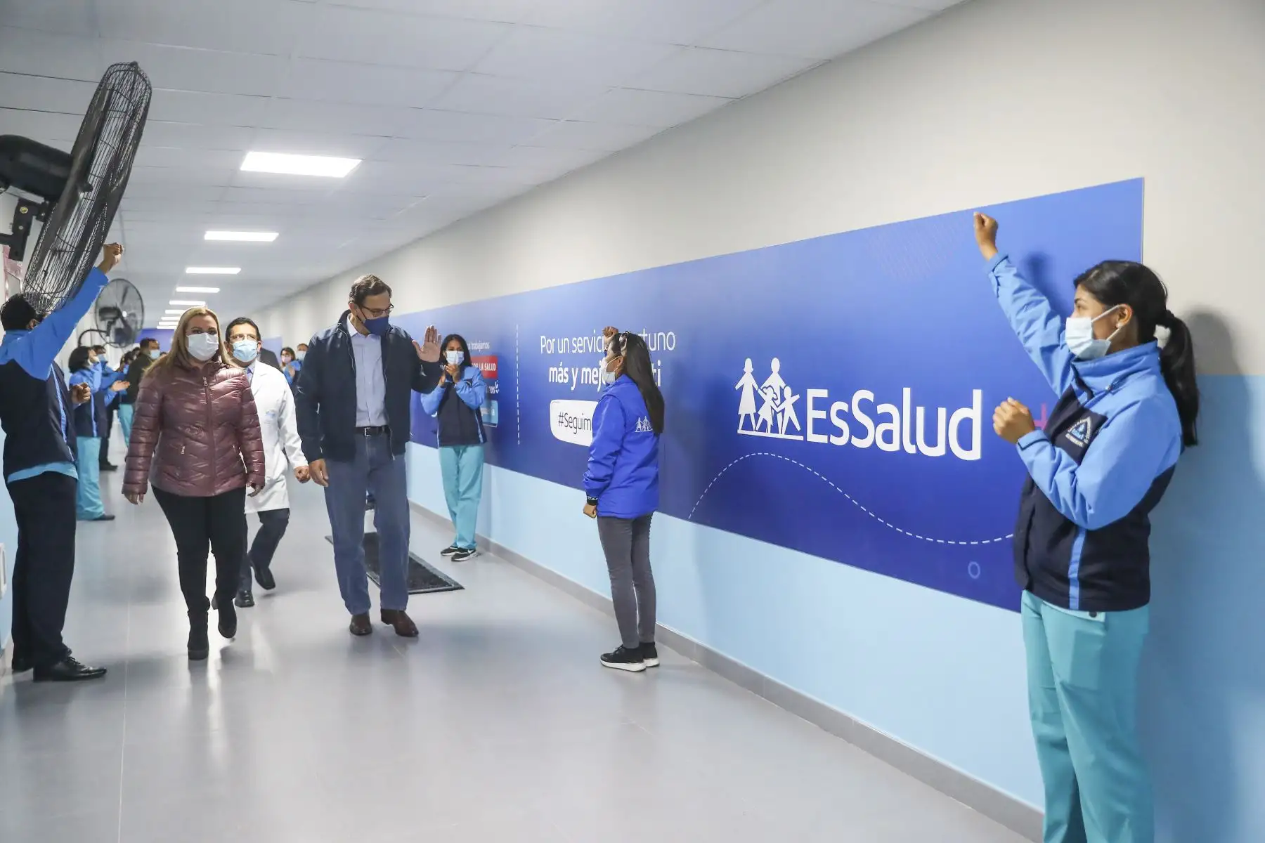 Presidente Martín Vizcarra visita laboratorio de biología molecular en Hospital Rebagliati de Essalud. Lo acompaña la presidenta ejecutiva del Seguro Social de Salud, Fiorella Molinelli. Foto: ANDINA/Prensa Presidencia
