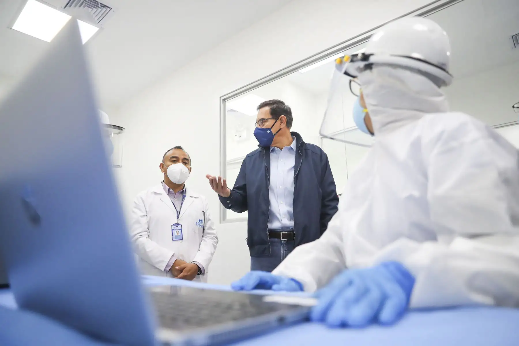Presidente Martín Vizcarra visita laboratorio de biología molecular en Hospital Rebagliati de Essalud. Lo acompaña la presidenta ejecutiva del Seguro Social de Salud, Fiorella Molinelli. Foto: ANDINA/Prensa Presidencia