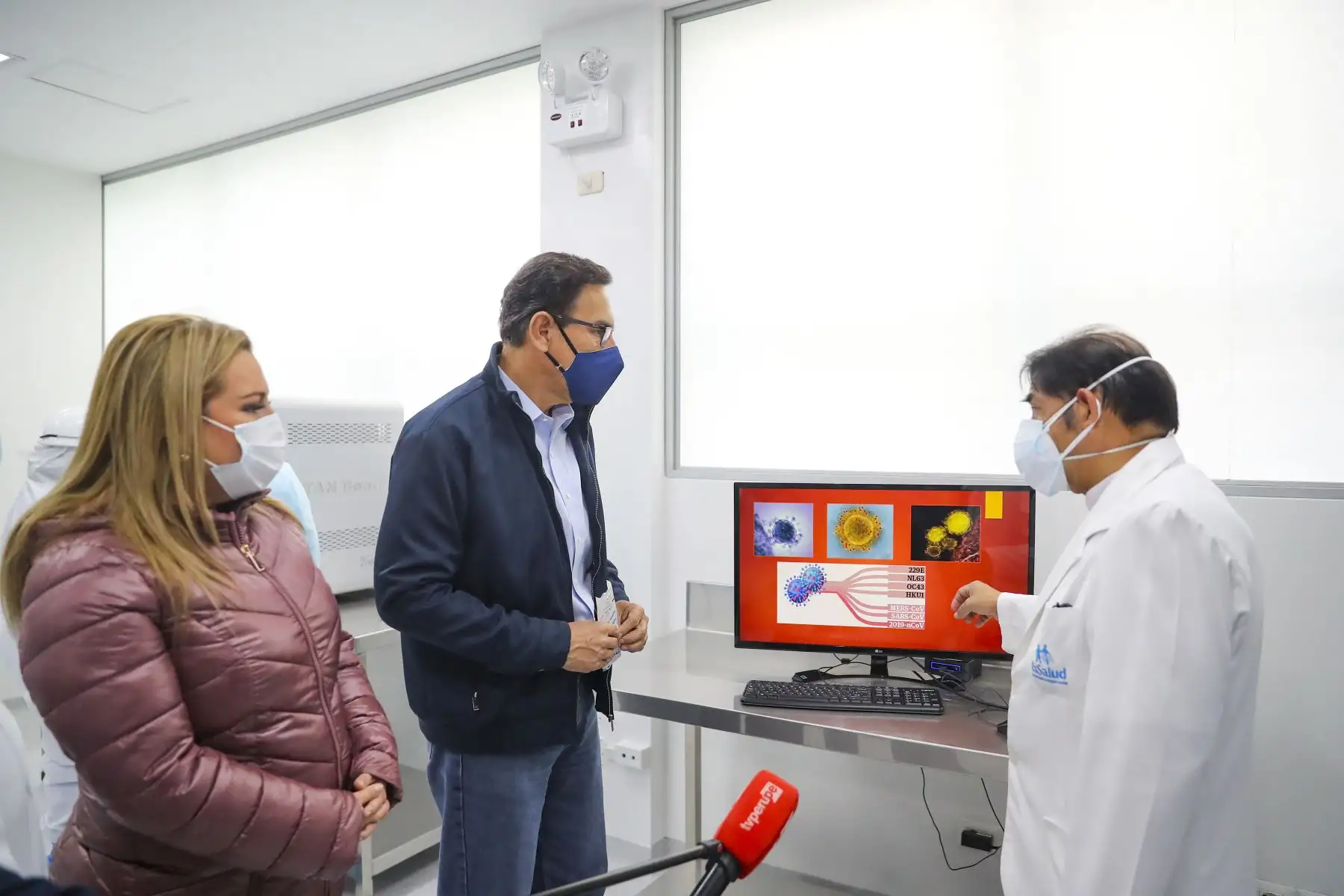 Presidente Martín Vizcarra visita laboratorio de biología molecular en Hospital Rebagliati de Essalud. Lo acompaña la presidenta ejecutiva del Seguro Social de Salud, Fiorella Molinelli. Foto: ANDINA/Prensa Presidencia