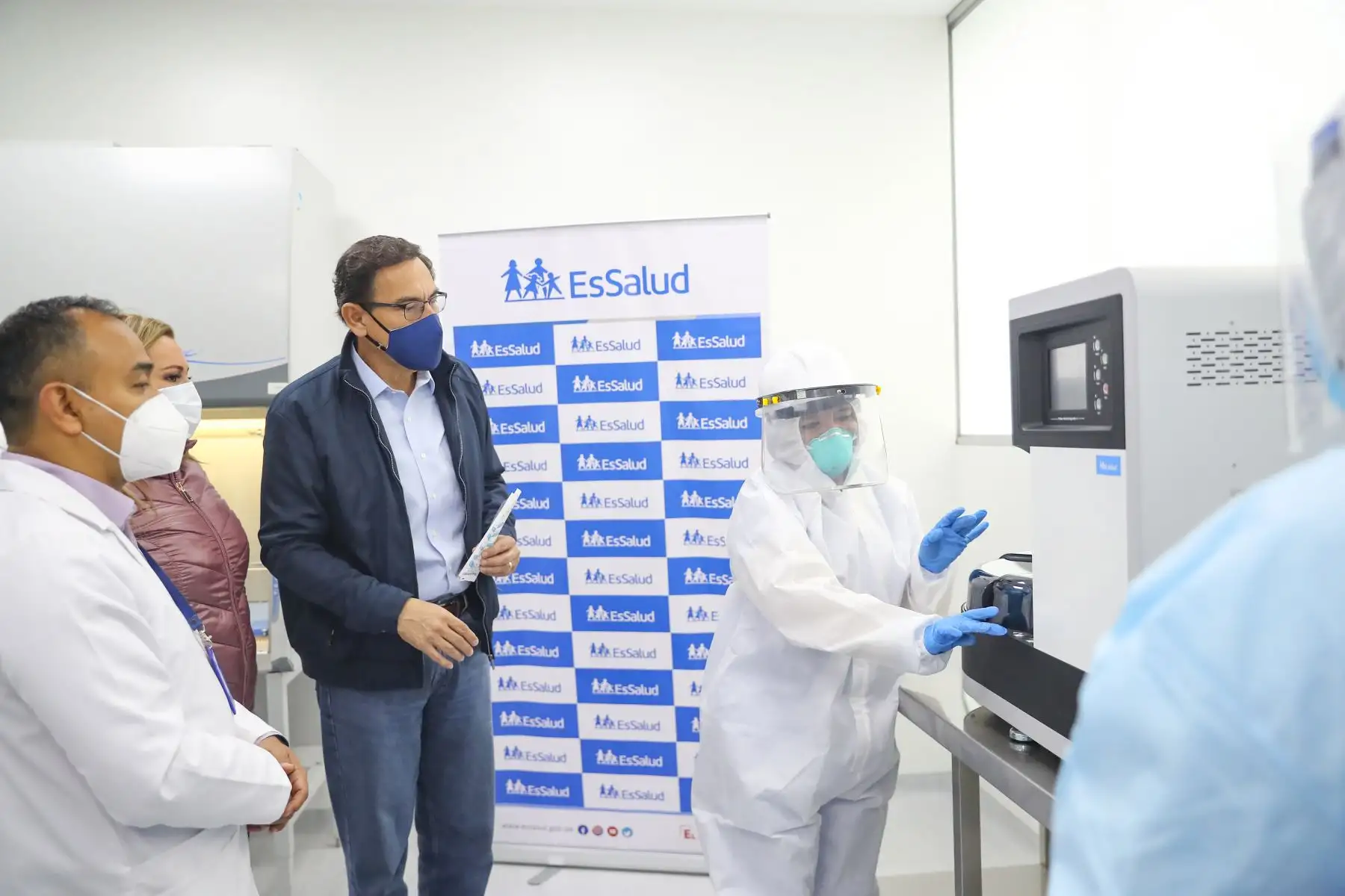 Presidente Martín Vizcarra visita laboratorio de biología molecular en Hospital Rebagliati de Essalud. Lo acompaña la presidenta ejecutiva del Seguro Social de Salud, Fiorella Molinelli. Foto: ANDINA/Prensa Presidencia