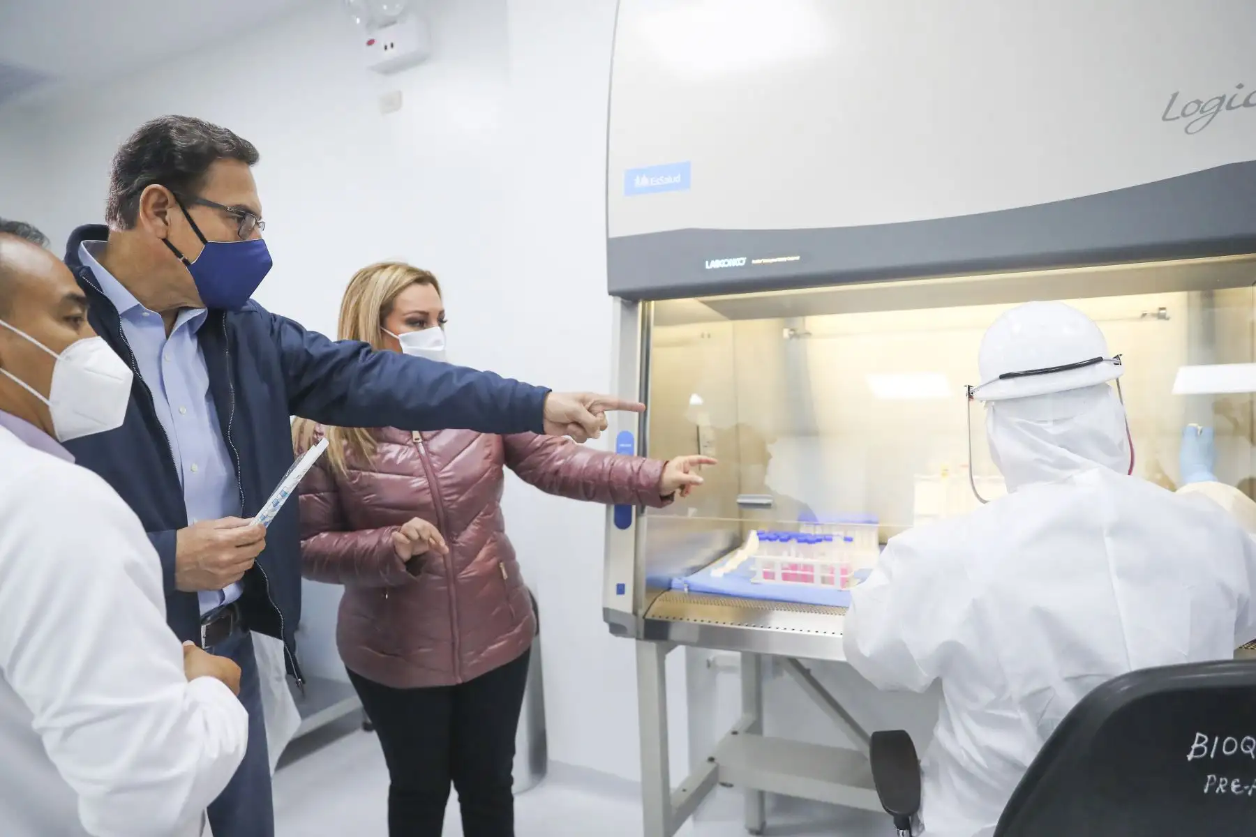 Presidente Martín Vizcarra visita laboratorio de biología molecular en Hospital Rebagliati de Essalud. Lo acompaña la presidenta ejecutiva del Seguro Social de Salud, Fiorella Molinelli. Foto: ANDINA/Prensa Presidencia