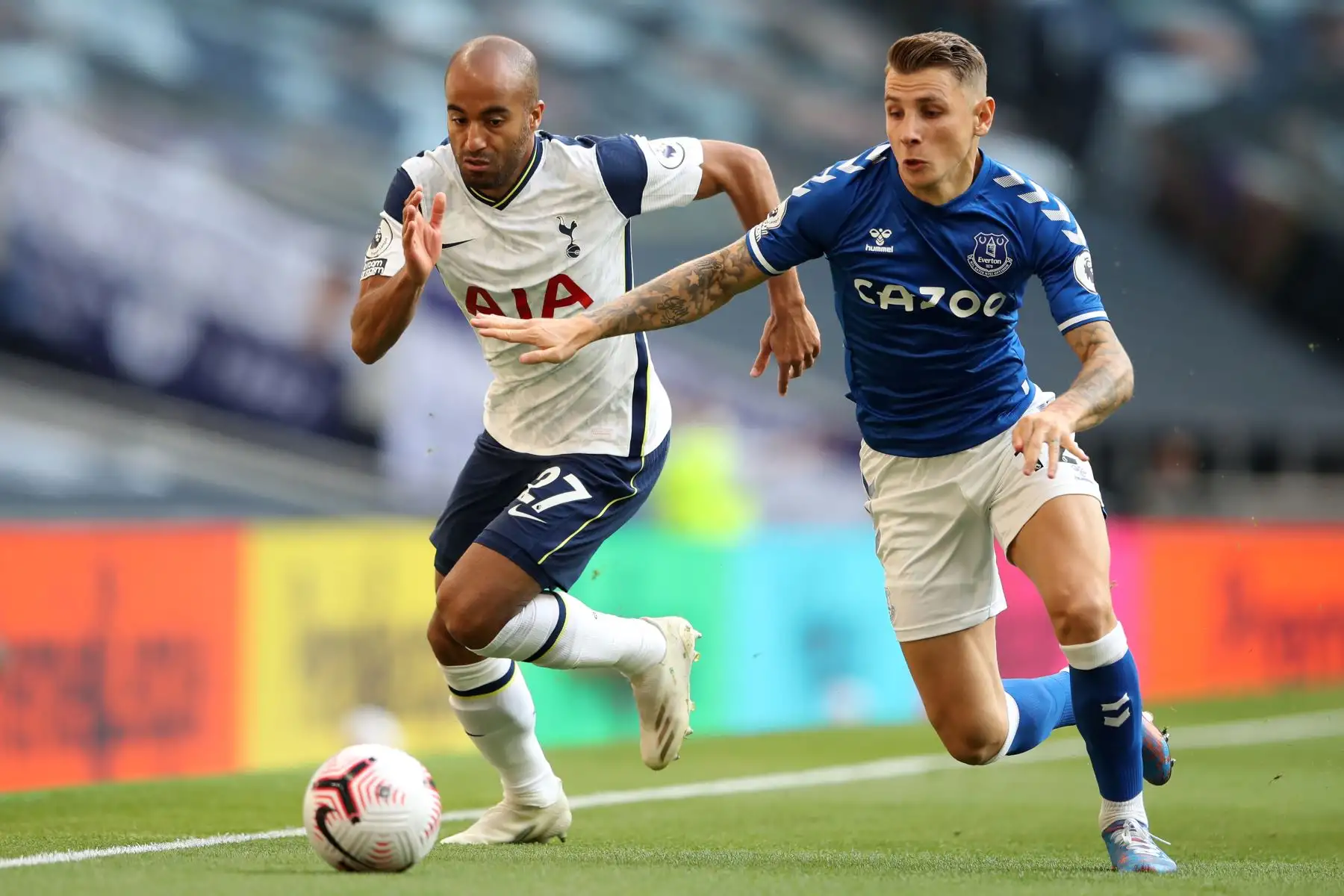 El mediocampista brasileño del Tottenham Hotspur, Lucas Moura, compite con el defensor francés del Everton, Lucas Digne, durante el partido de fútbol de la Premier League. Foto: AFP