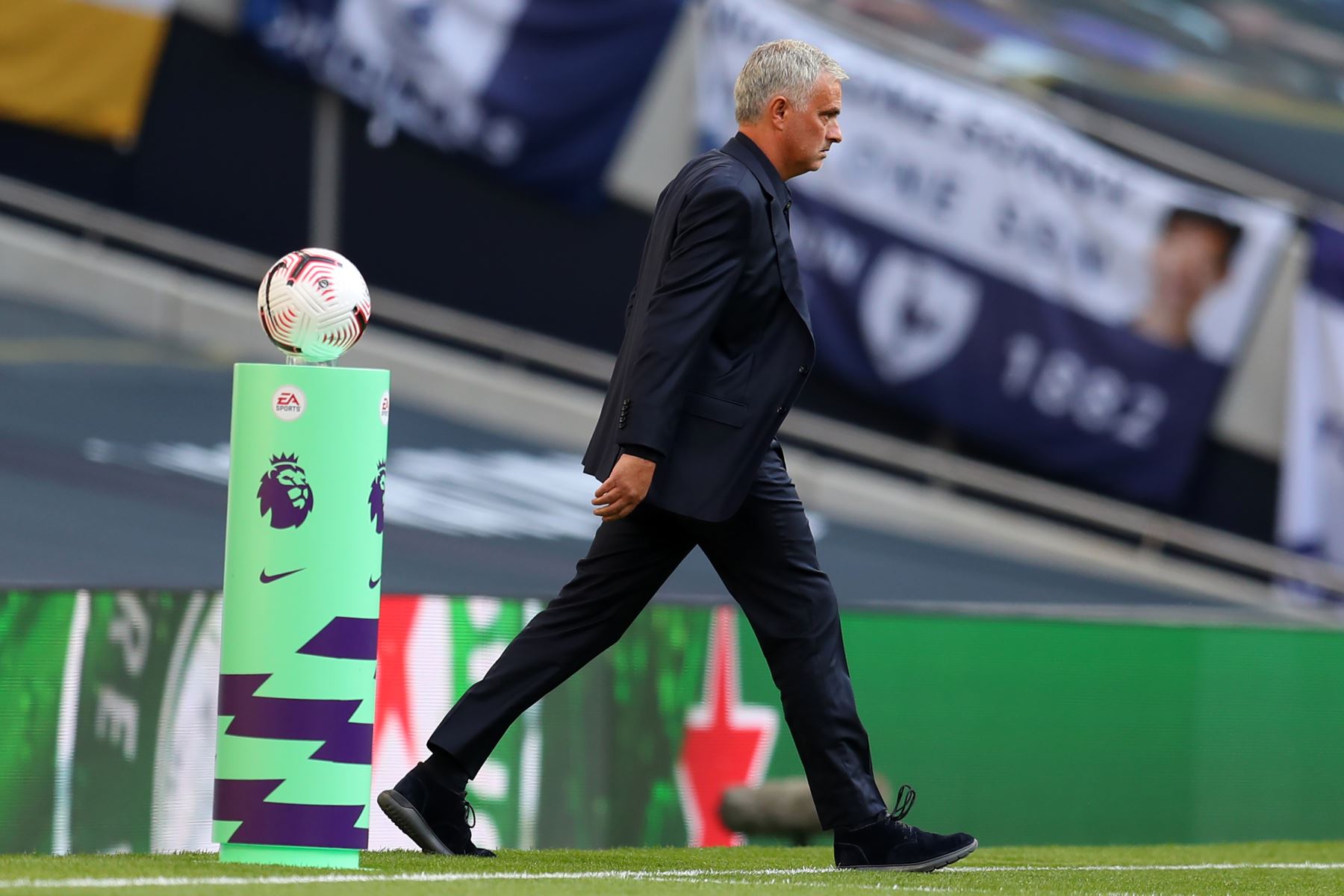 El entrenador portugués del Tottenham Hotspur, José Mourinho, sale al campo antes del partido de fútbol de la Premier League. Foto: AFP