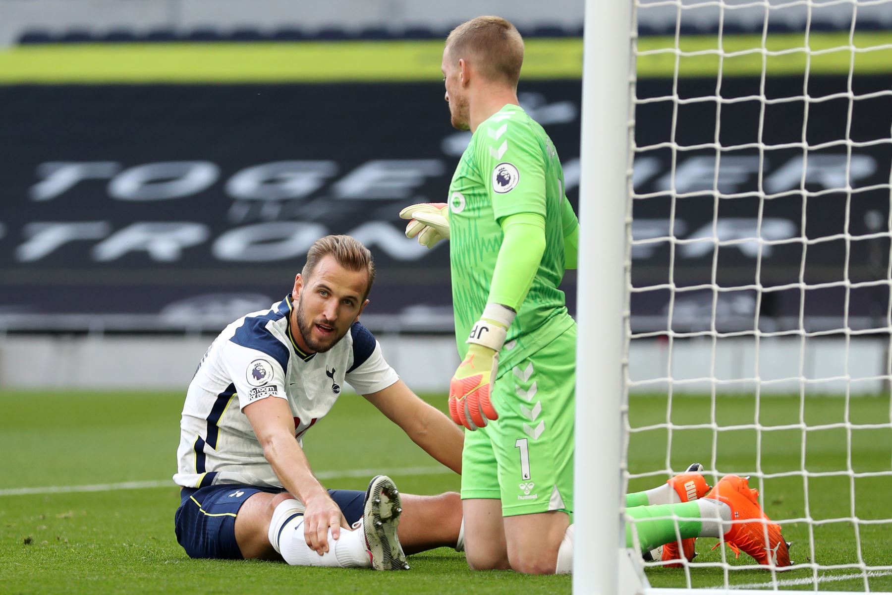 El delantero inglés del Tottenham Hotspur, Harry Kane, reacciona ante una oportunidad perdida durante el partido de fútbol de la Premier League. Foto: AFP