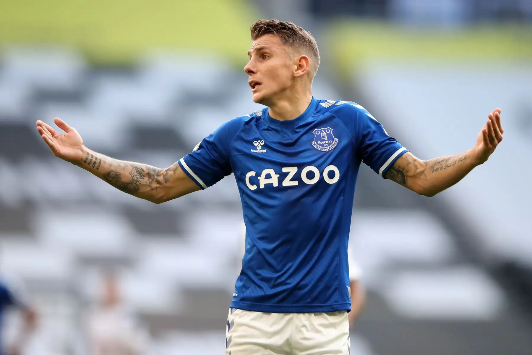 El defensor francés del Everton, Lucas Digne, hace gestos durante el partido de fútbol de la Premier League inglesa entre Tottenham Hotspur y Everton en el Tottenham Hotspur Stadium, en Londres. Foto: AFP
