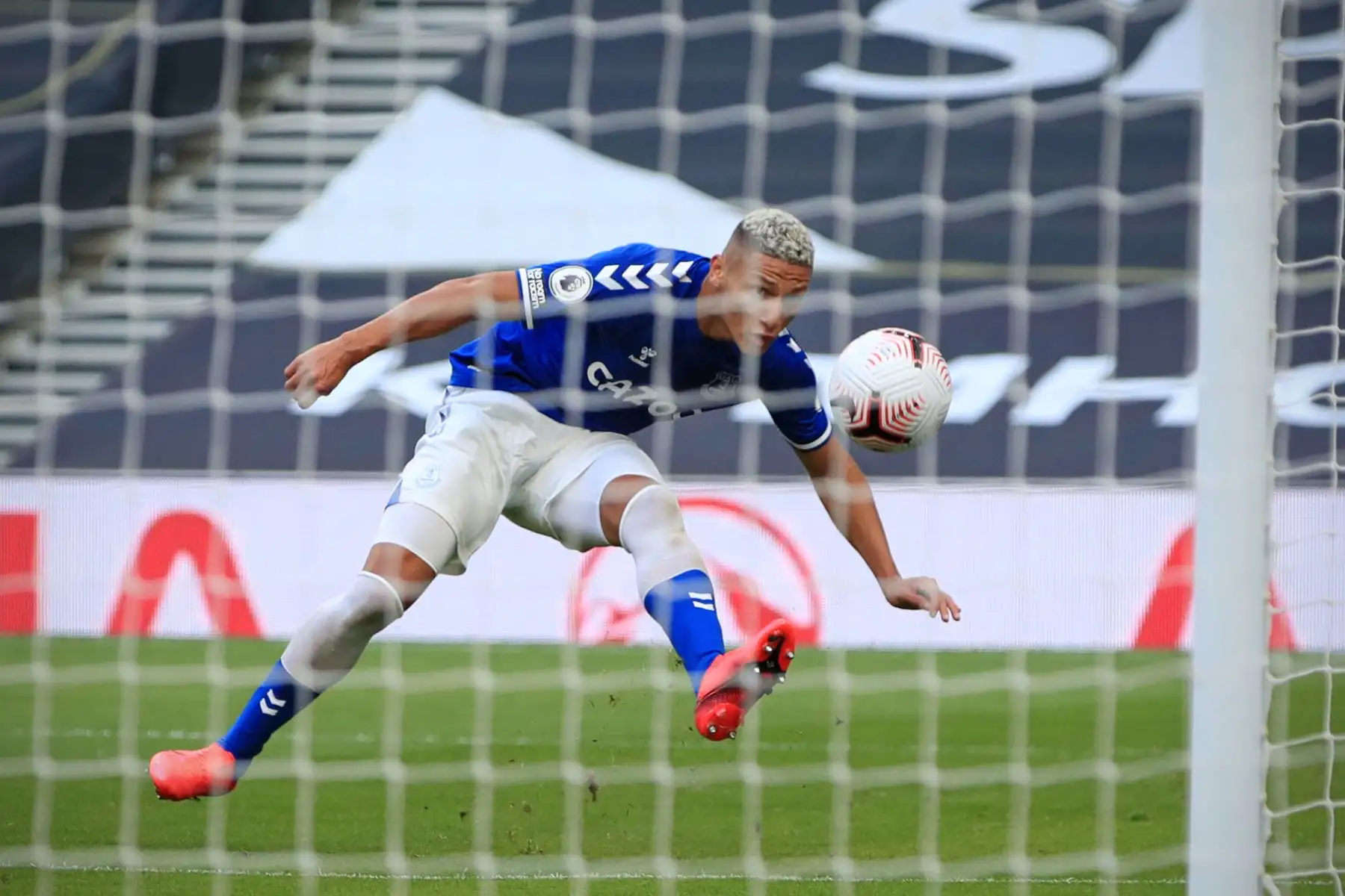 El delantero brasileño del Everton, Richarlison, dispara fuera de la portería durante el partido de fútbol de la Premier League inglesa. Foto: AFP