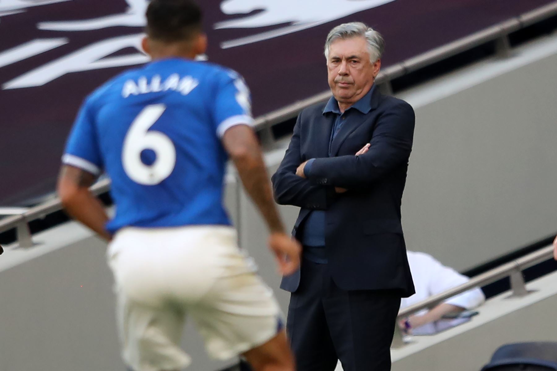 El entrenador en jefe italiano del Everton, Carlo Ancelotti, observa desde la línea de banda durante el partido de fútbol de la Premier League. Foto: AFP