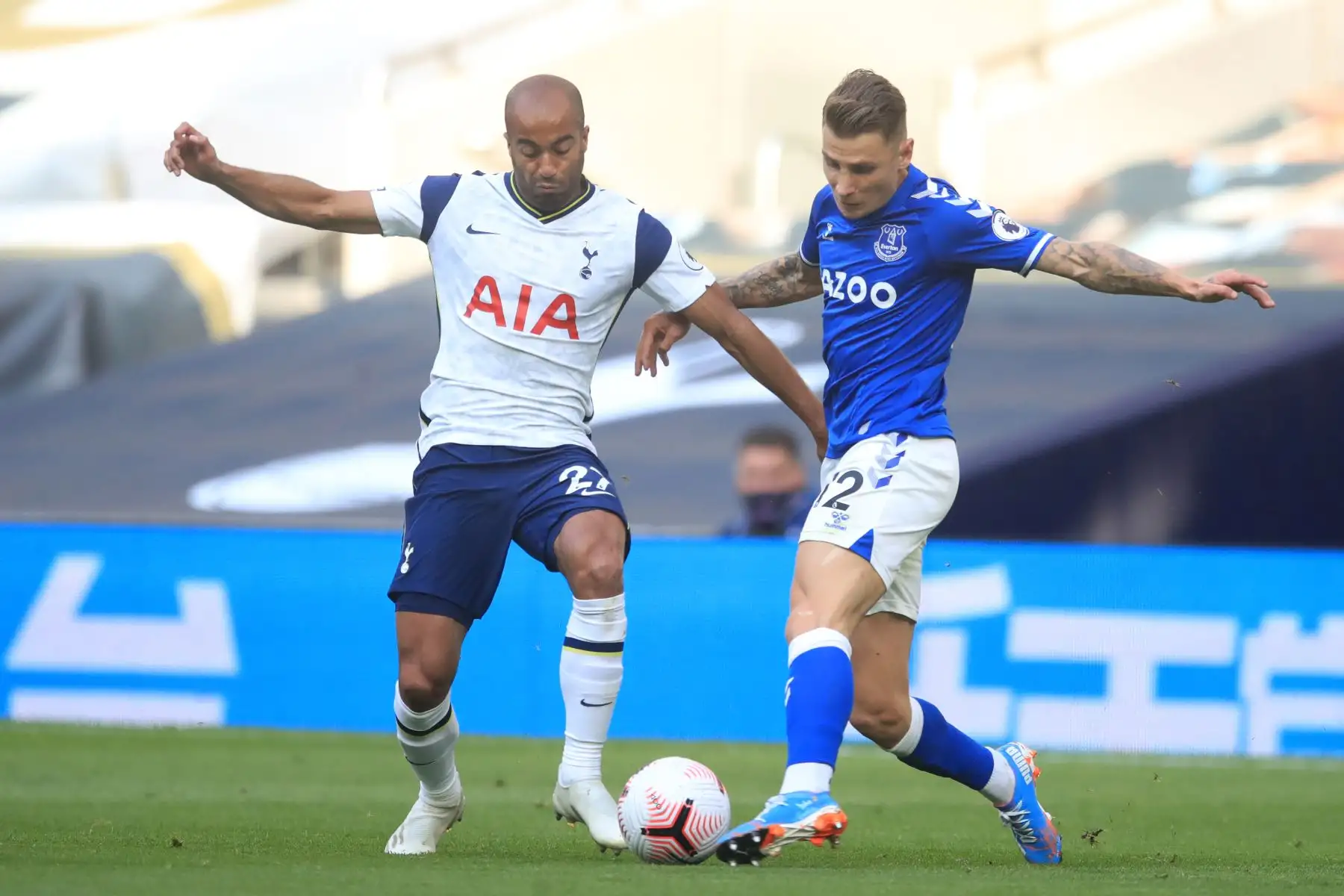 El mediocampista brasileño del Tottenham Hotspur, Lucas Moura, compite por el balón contra el defensor francés del Everton Lucas Digne durante el partido de fútbol de la Premier League. Foto: AFP